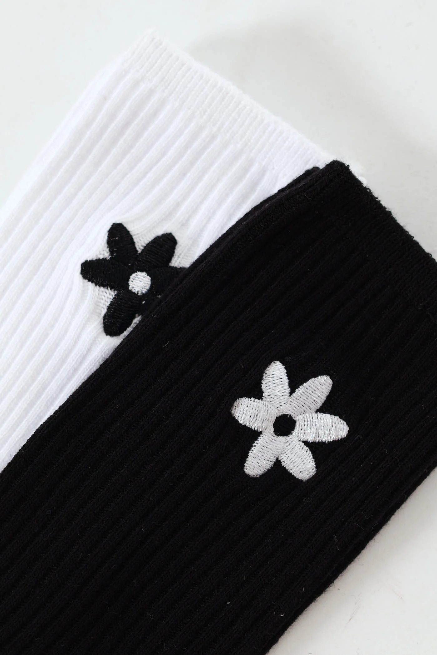 2 Pack Daisy Crew Socks - Black/White - Image 2