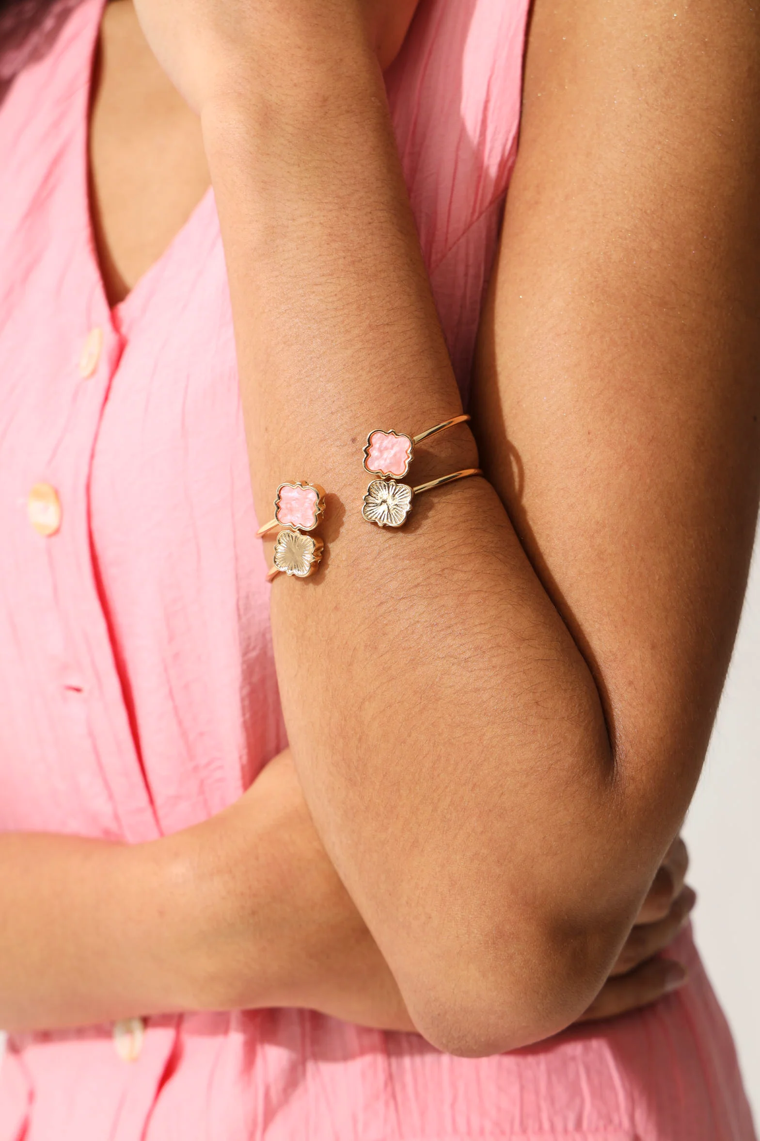 2 Pack Epoxy Flower Bangles - Gold - Image 3