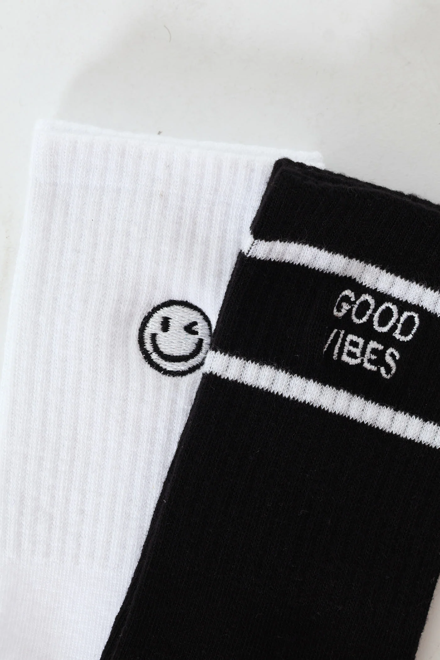 2 Pack Smiley Good Vibes Crew Socks - Black/White - Image 2