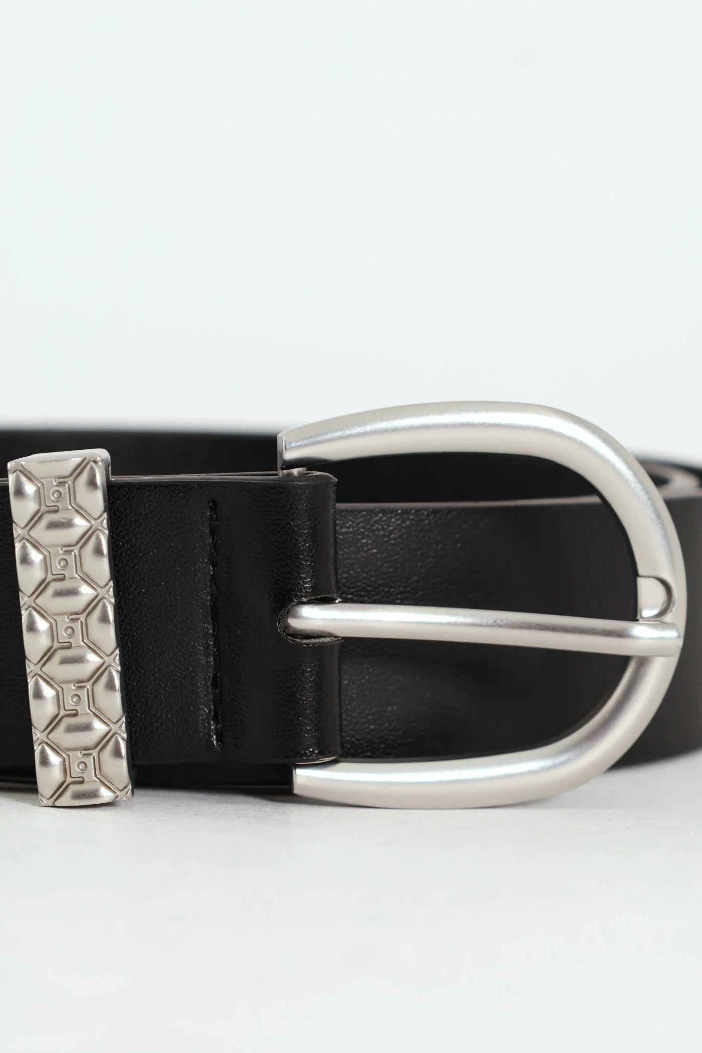 Buckle & Monogram Loop Core Belt - Matte silver - Image 3