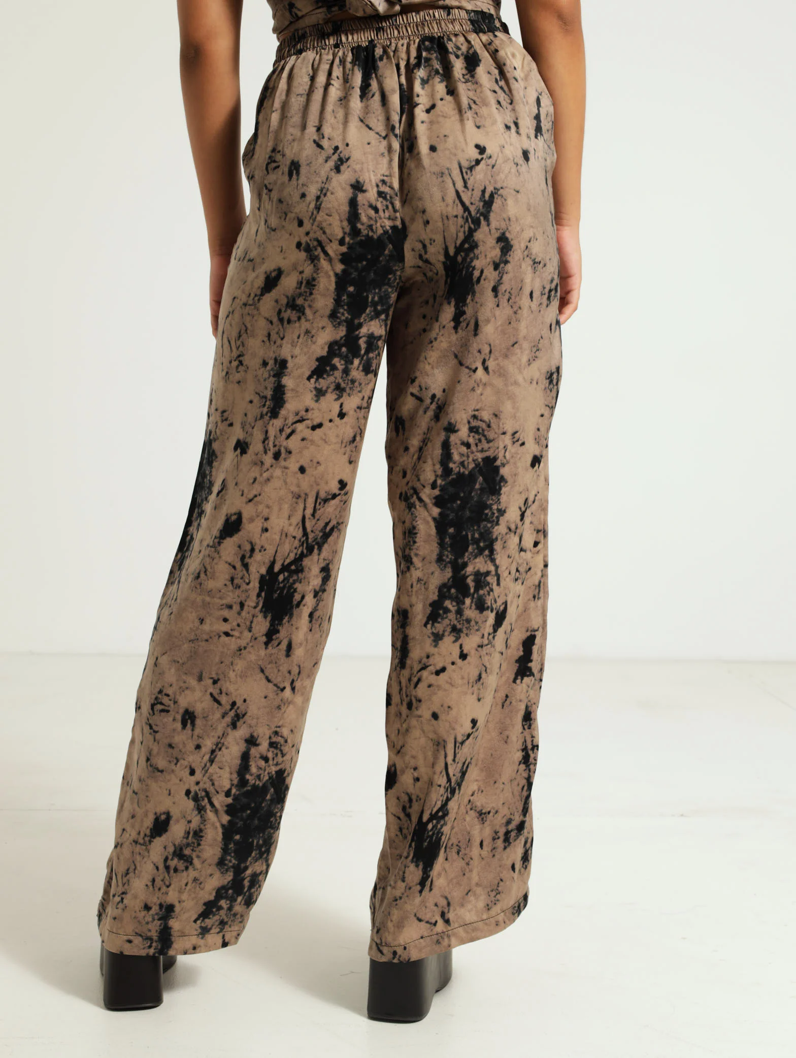 Camo Print Wideleg Satin Pants - Image 3