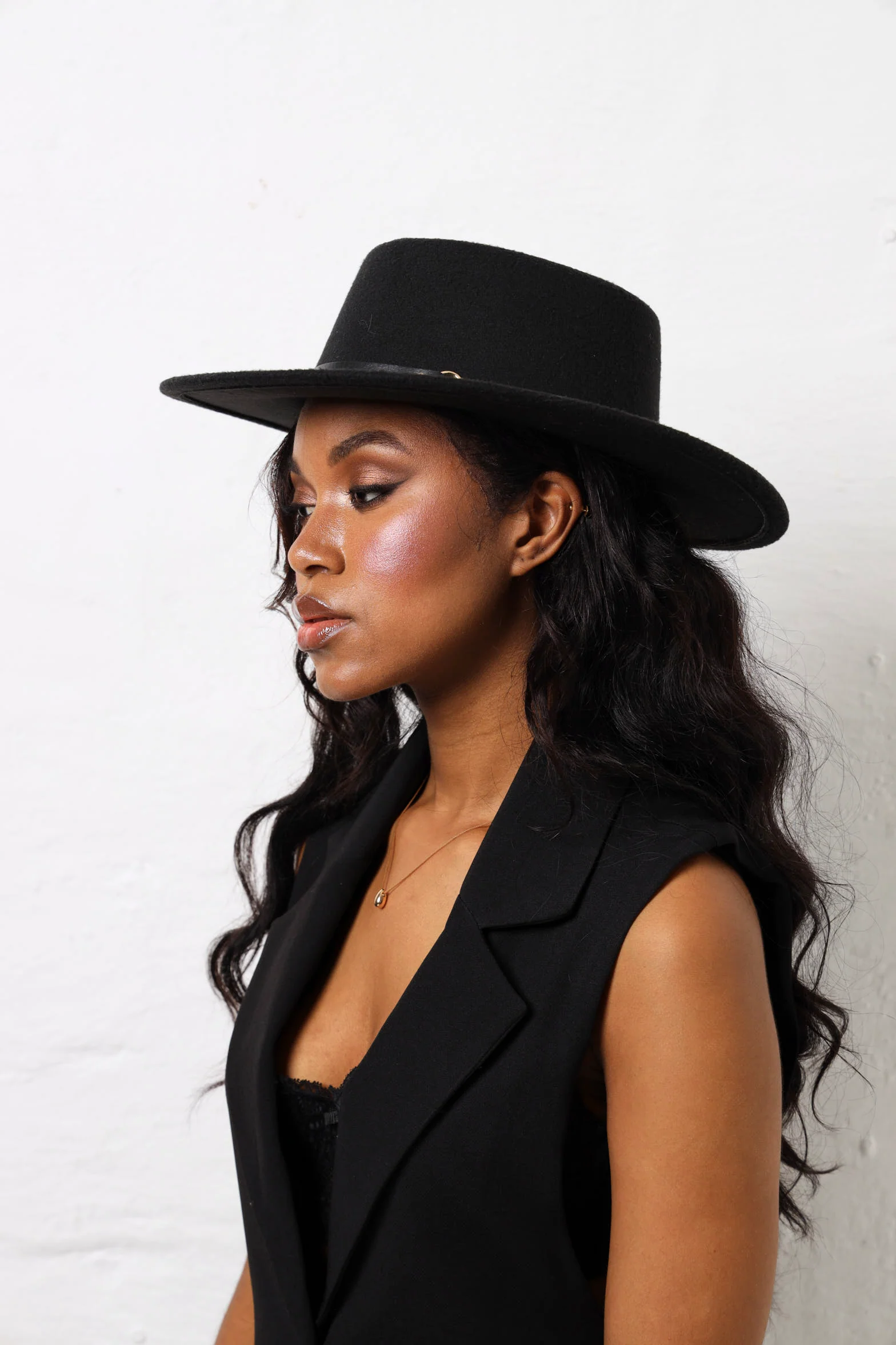 Chain Trim Felt Boater Hat - Black/Gold - Image 3