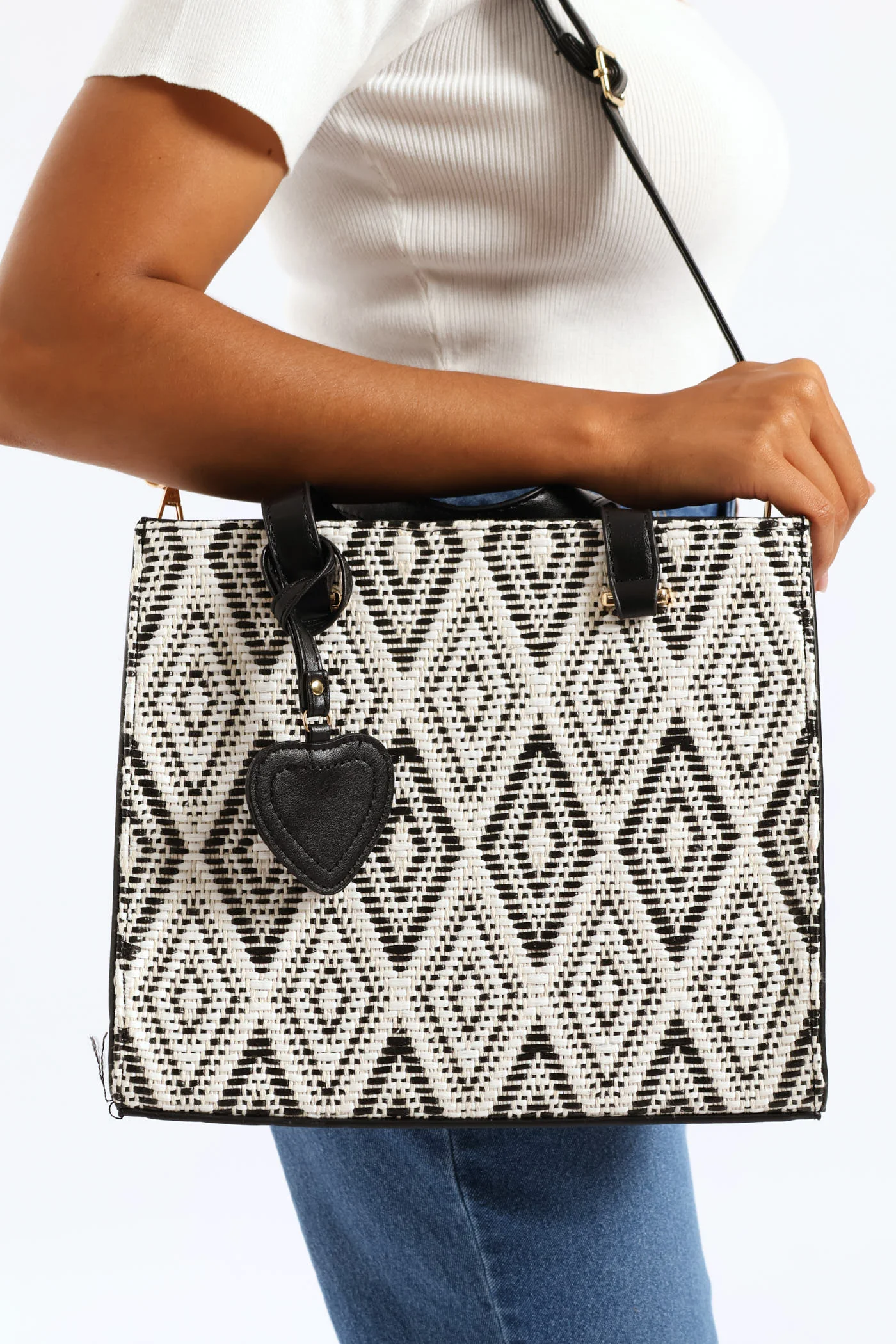 Chevron Straw Heart Charm Bag - Black/Beige - Image 3