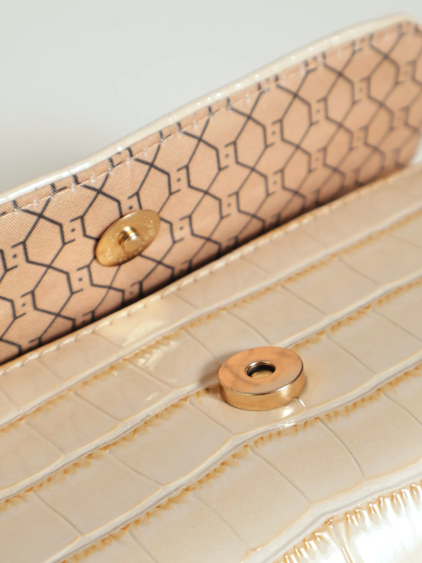 Chunky Chain Croc Clutch Bag - Beige - Image 4