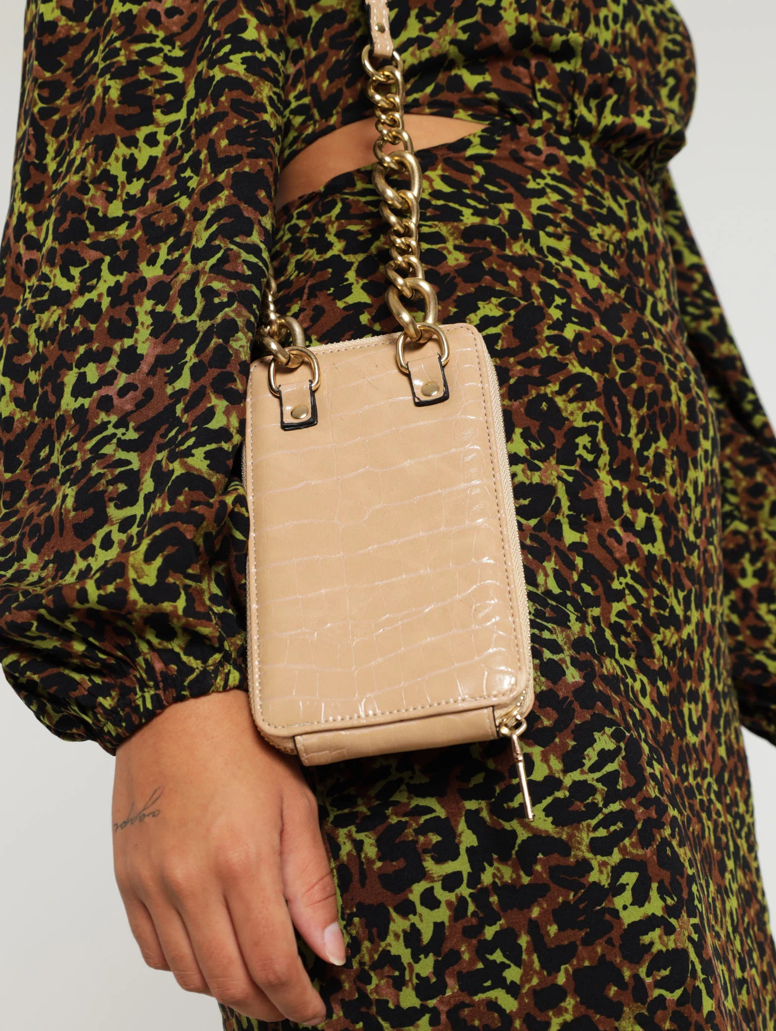 Chunky Chain Zip Cellphone Satchel