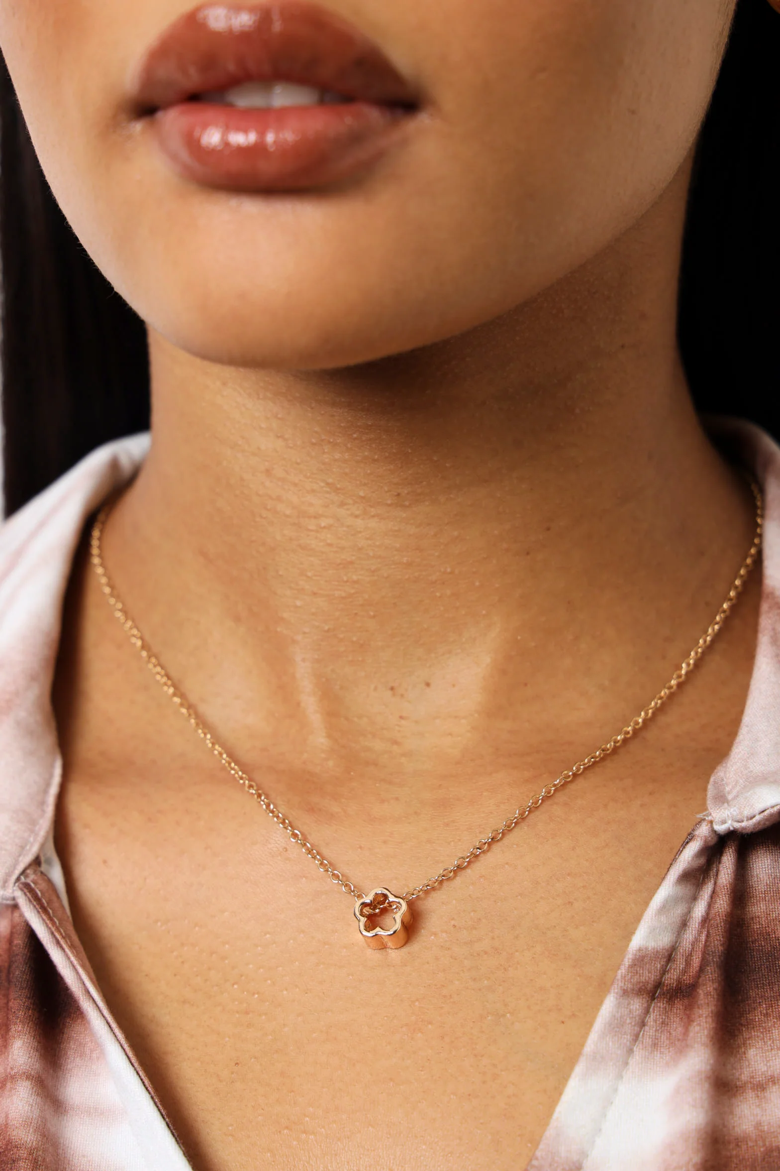 Delicate Flower Pendant Necklace - Gold - Image 2