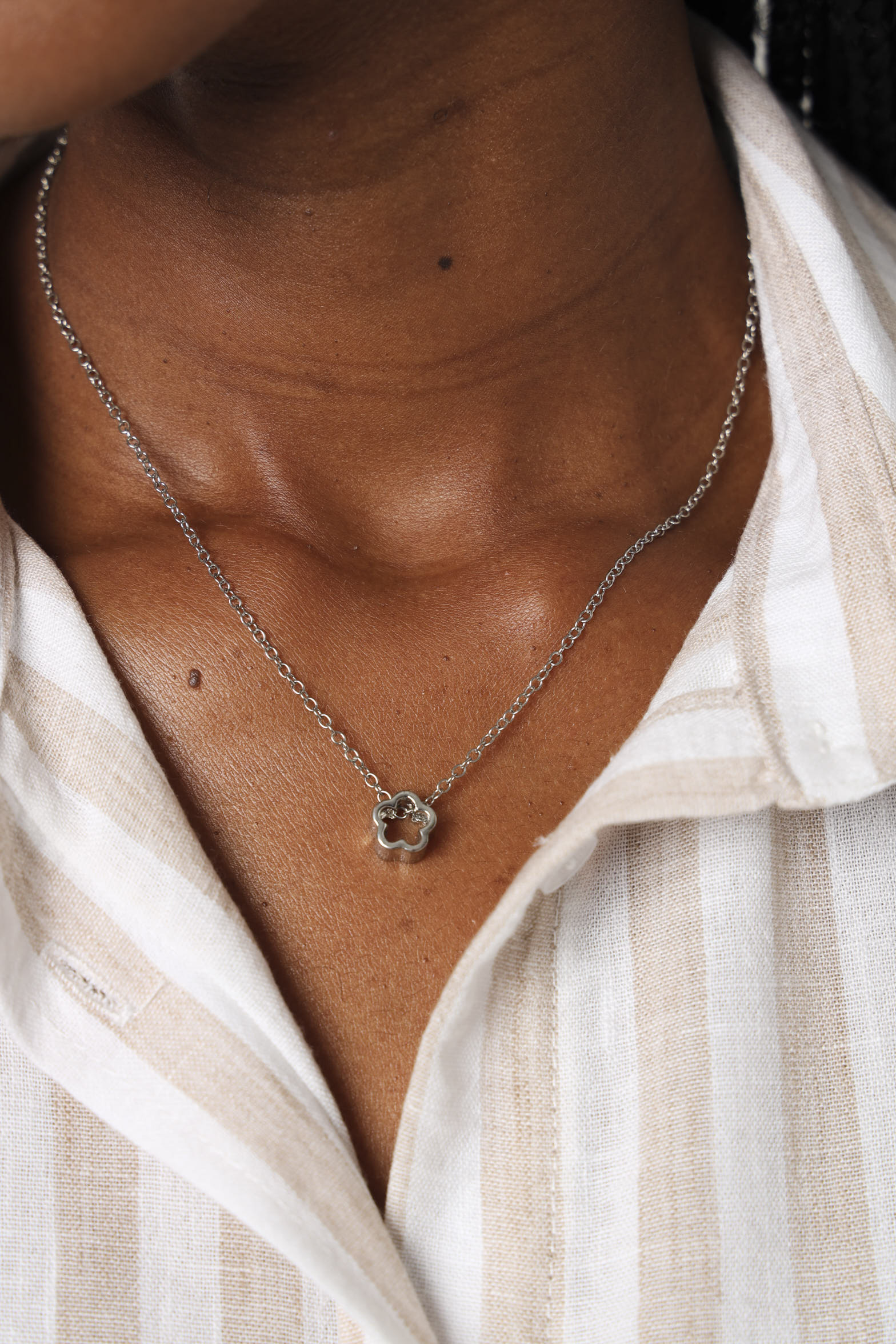 Delicate Flower Pendant Necklace - Silver