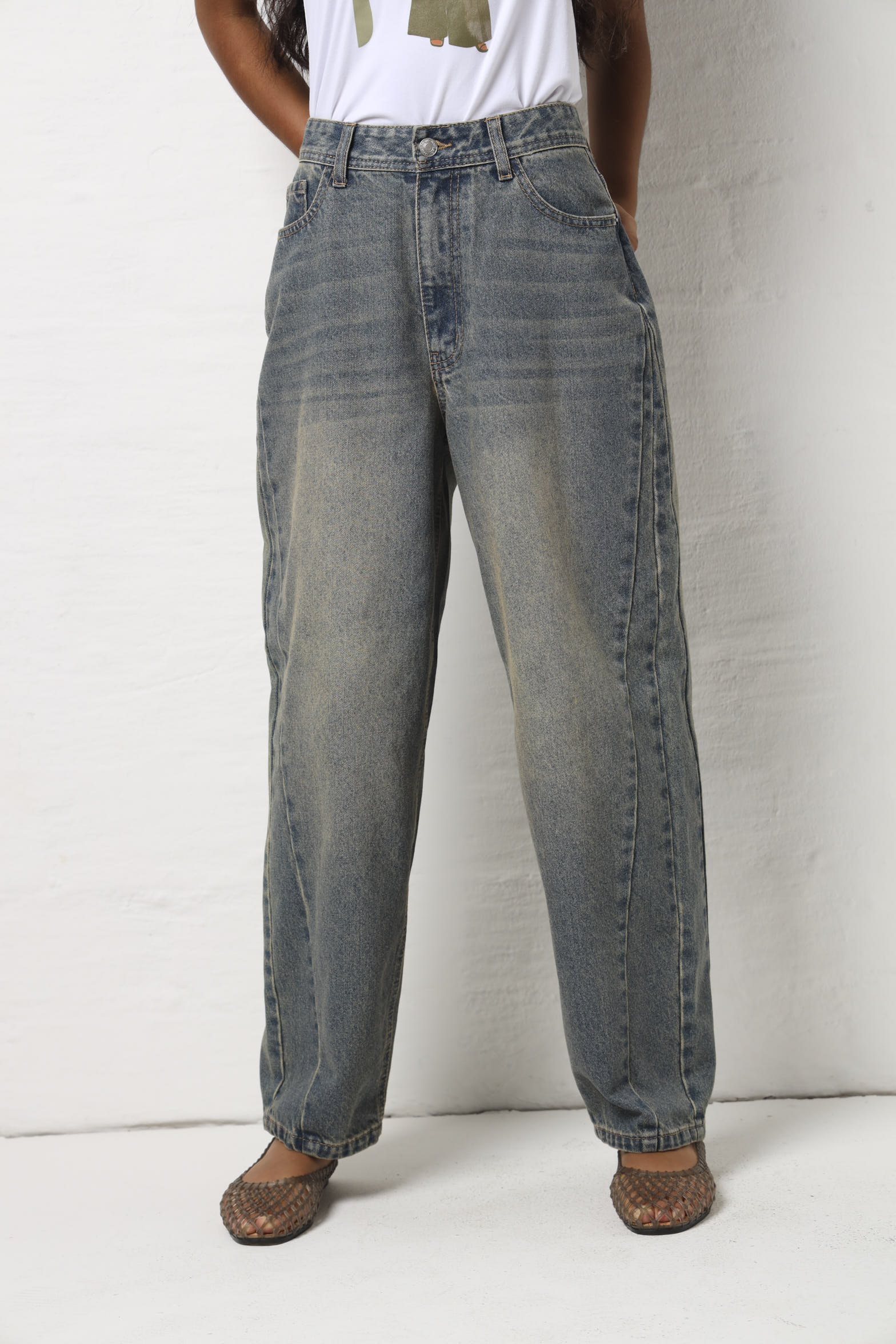 Dirty Panel Detail Barrel Jean - Stonewash - Image 3