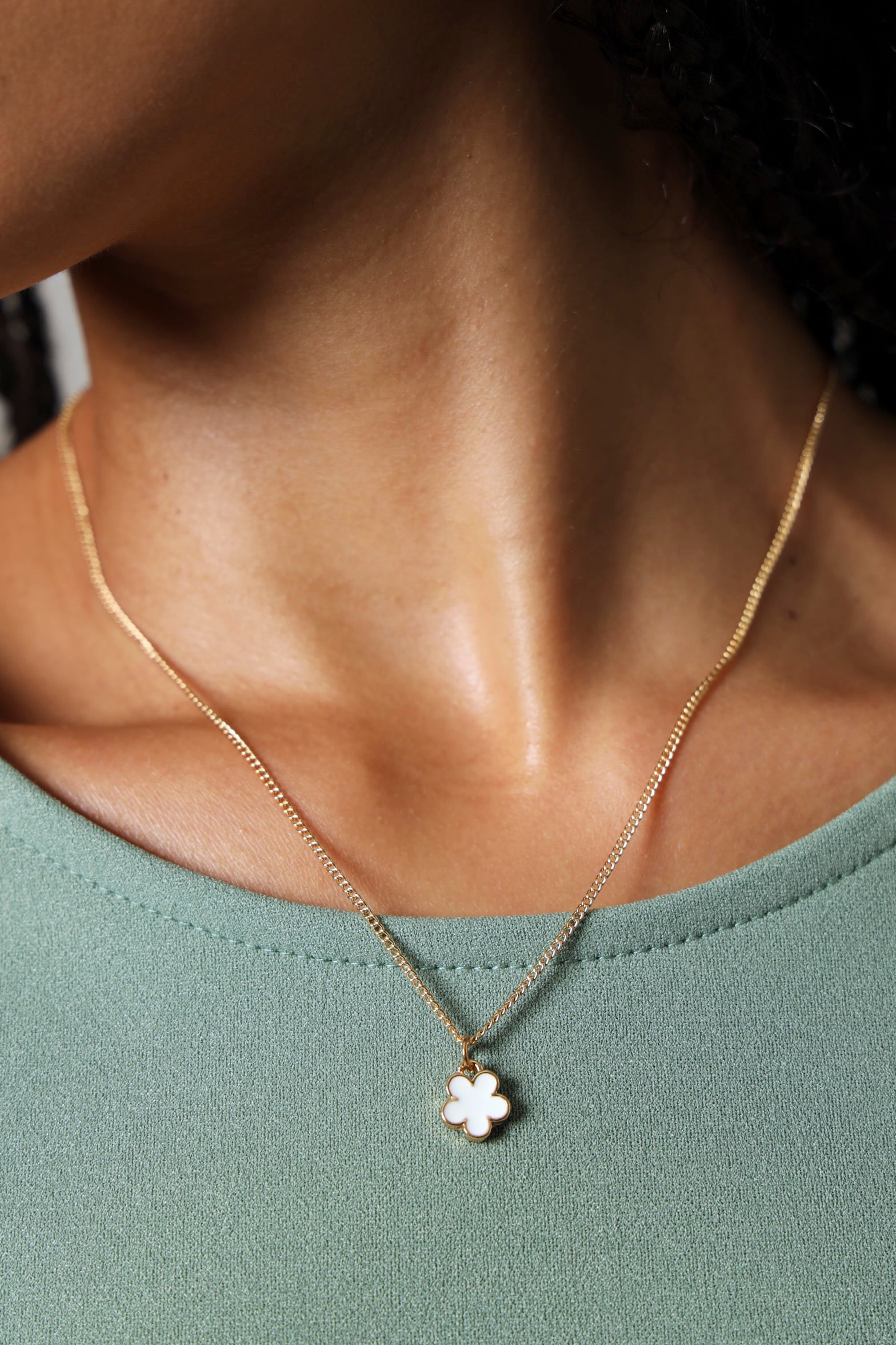 Epoxy Flower Pendant Necklace - White - Image 2