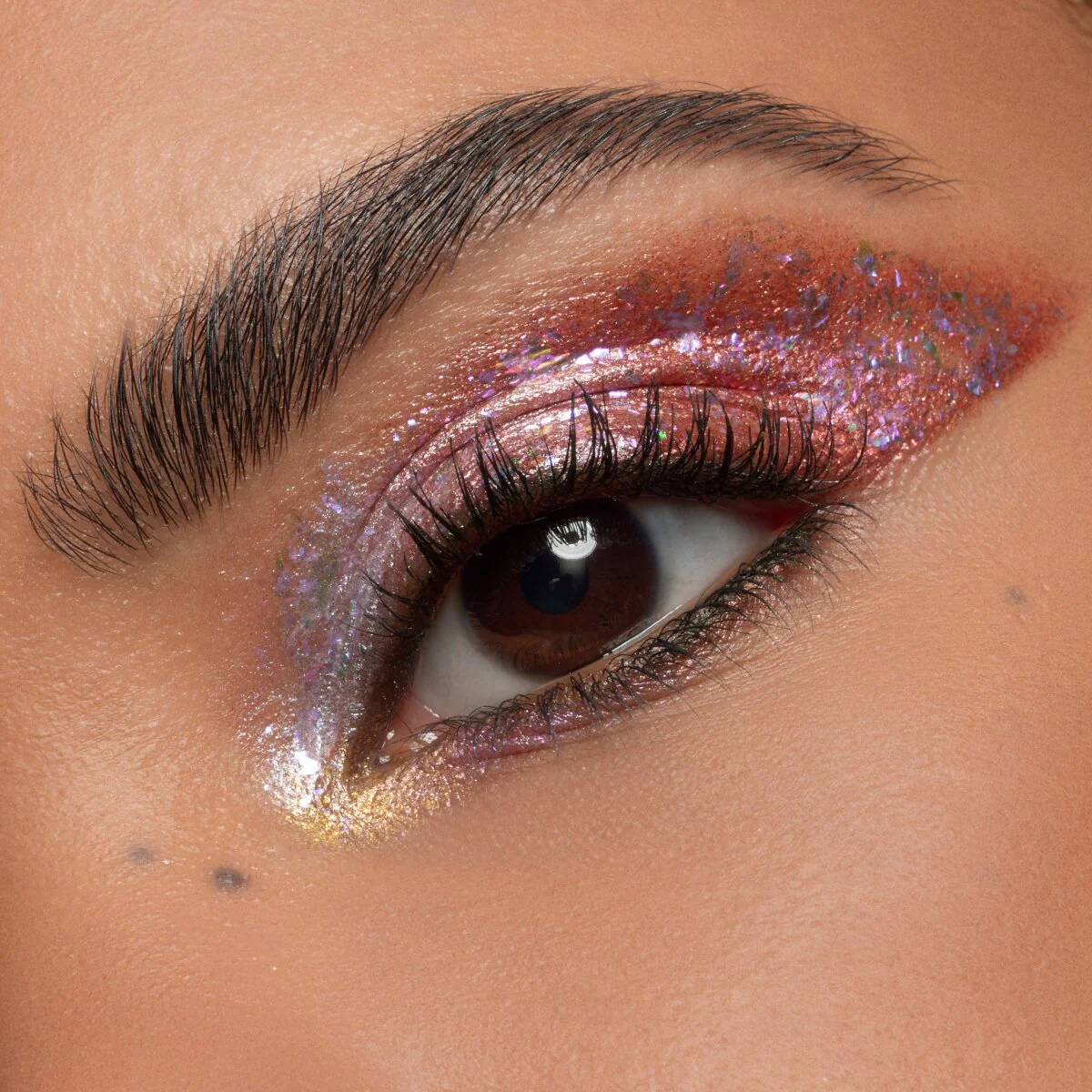 Essence Multichrome Flakes Eyeshadow Topper - Image 5