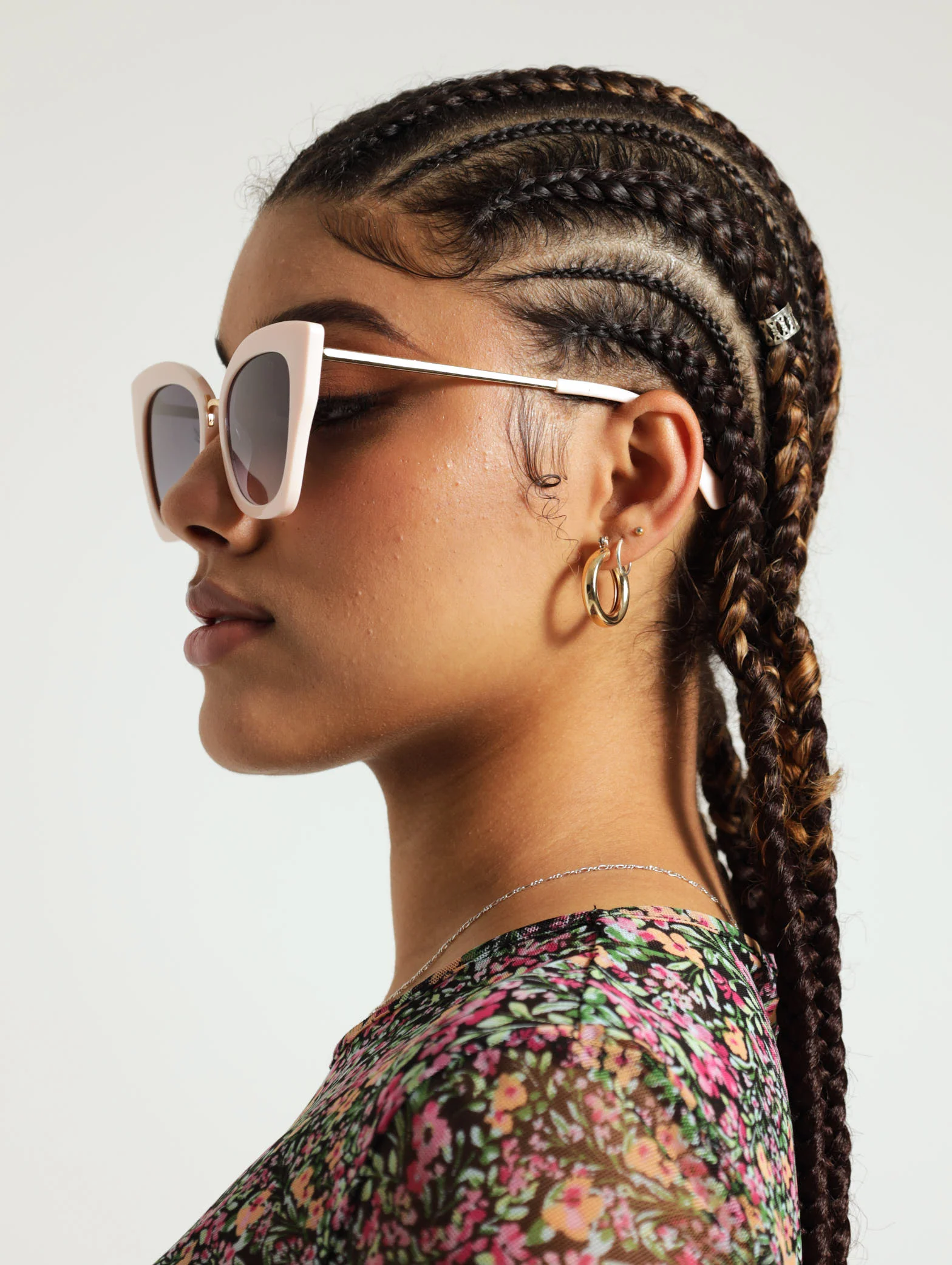 Exaggerated Cat Eye Sunglasses - Image 3