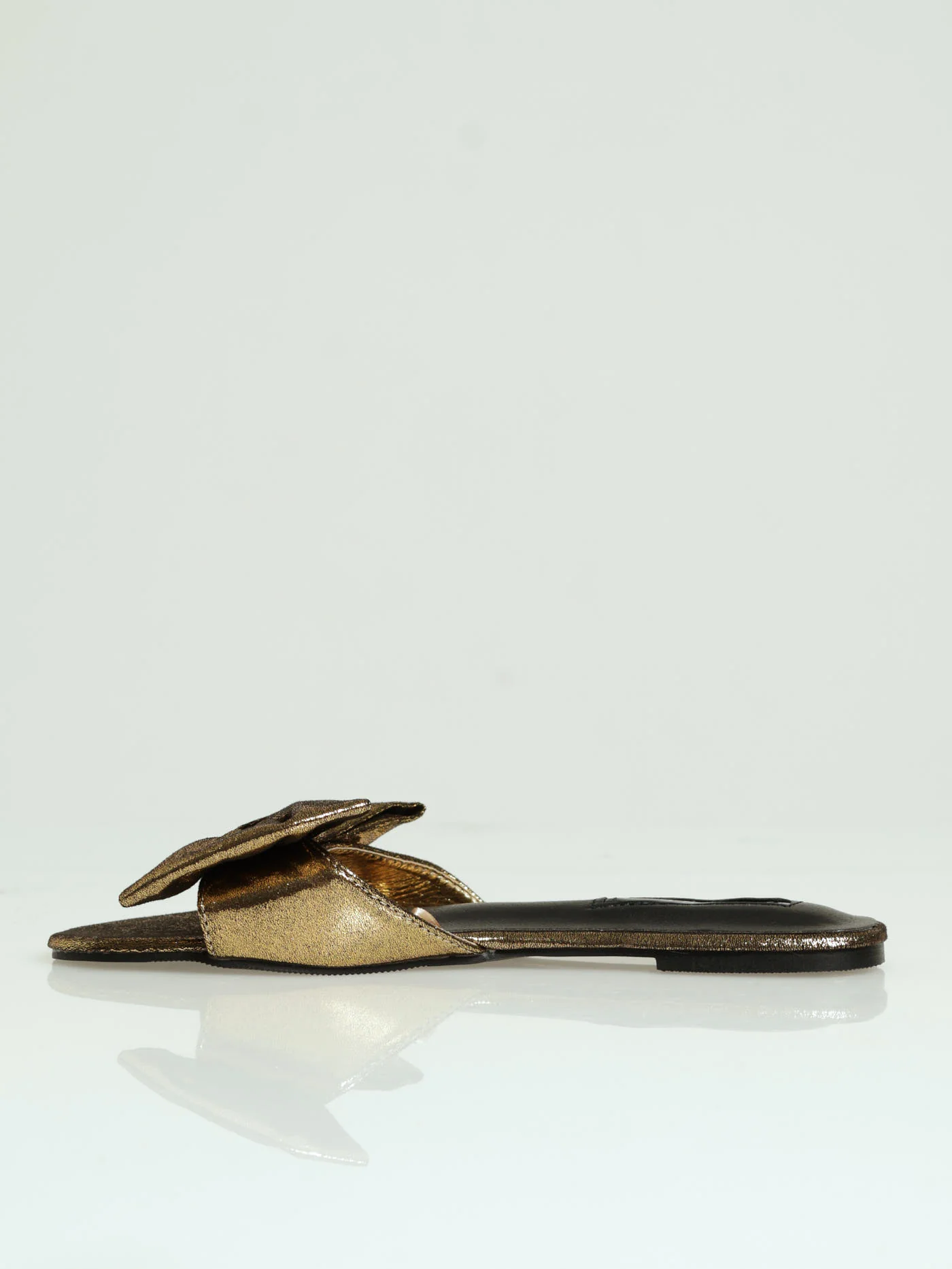 Flat One Strap Metallic Push In Mule Sandal With Bow - Gold - Image 3