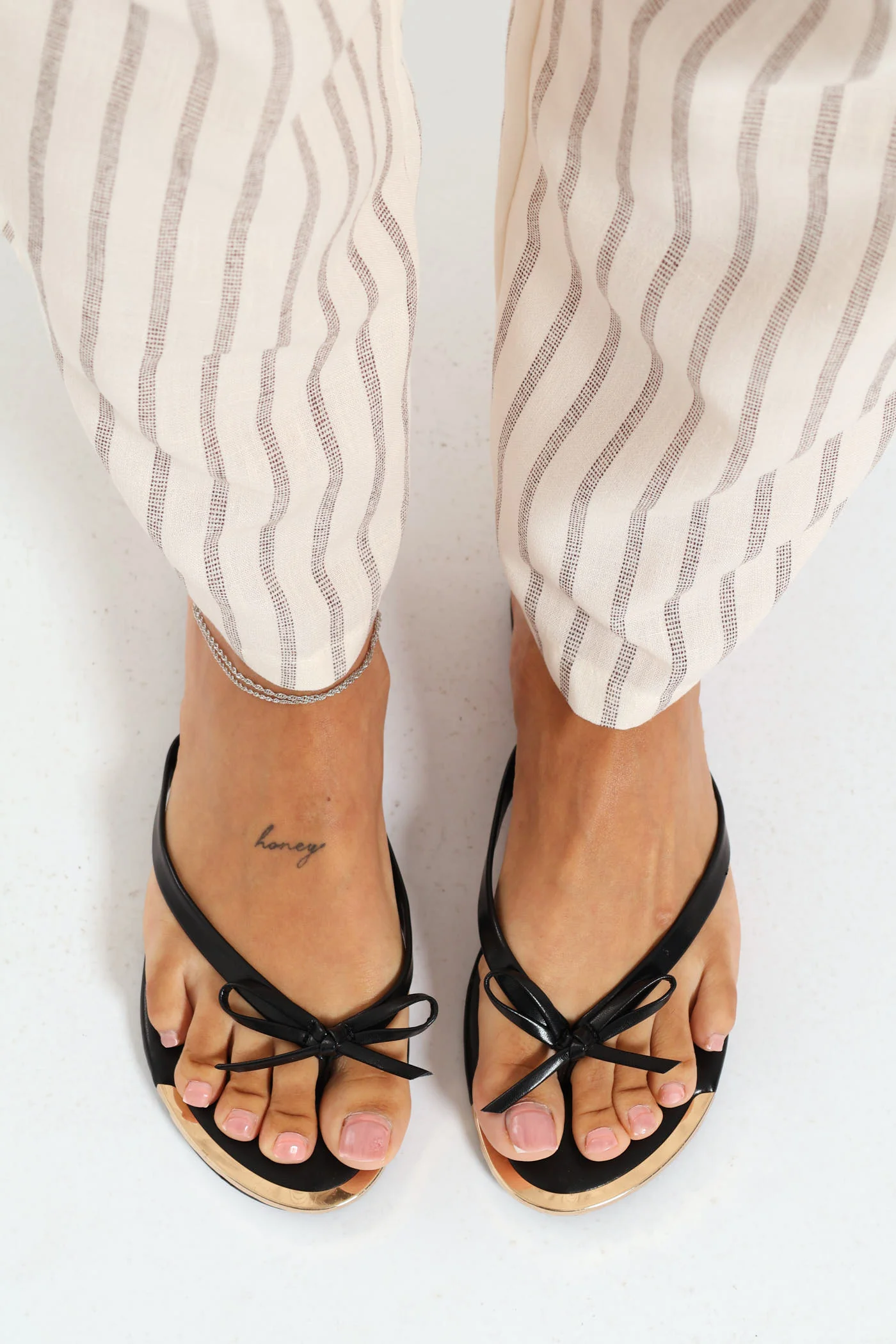 Flat Thong Sandal With Bow And Metal Toe Cap - Black - Image 2