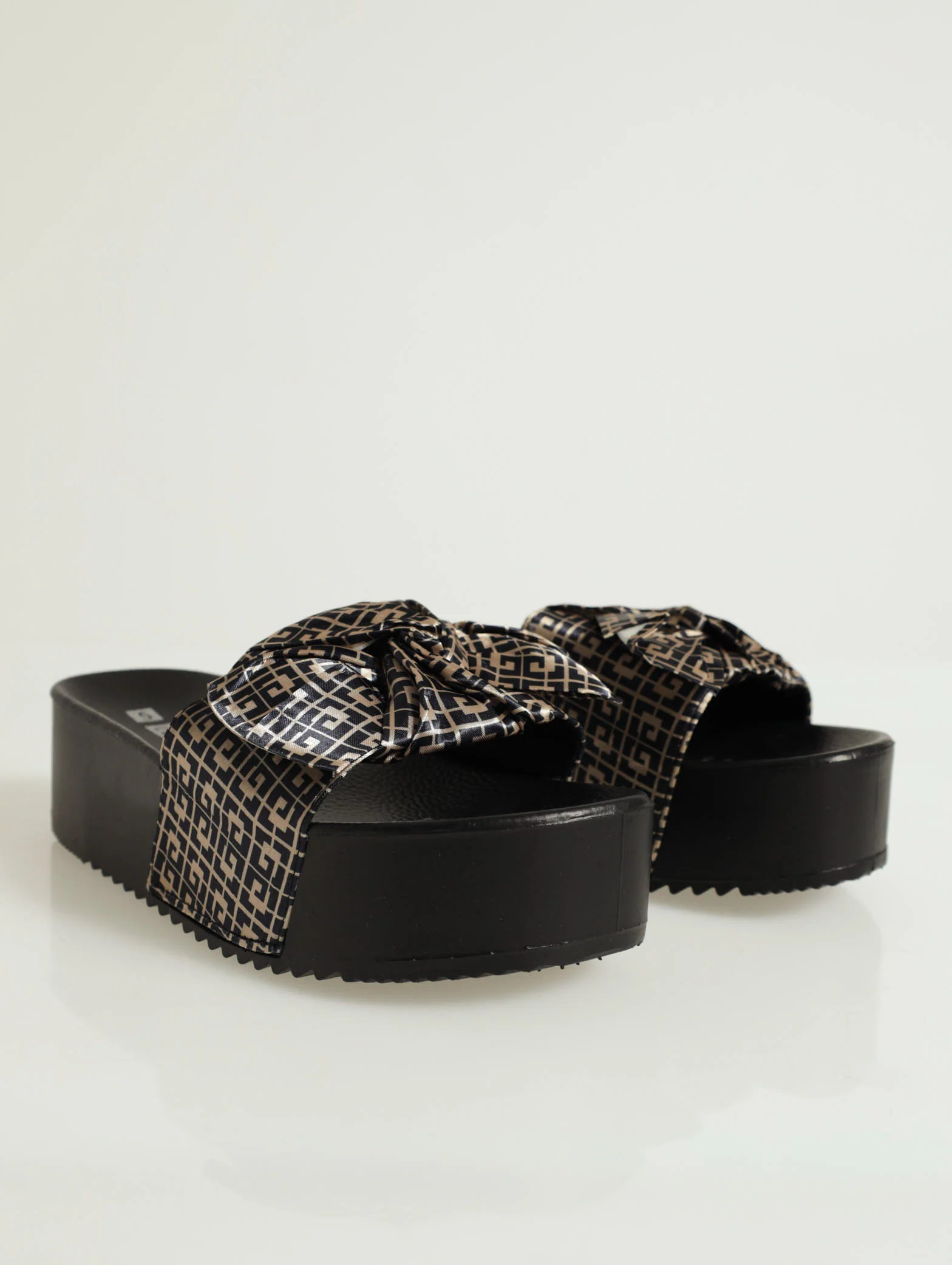 Flatform With Monogram Twist One Strap Push In Sandal