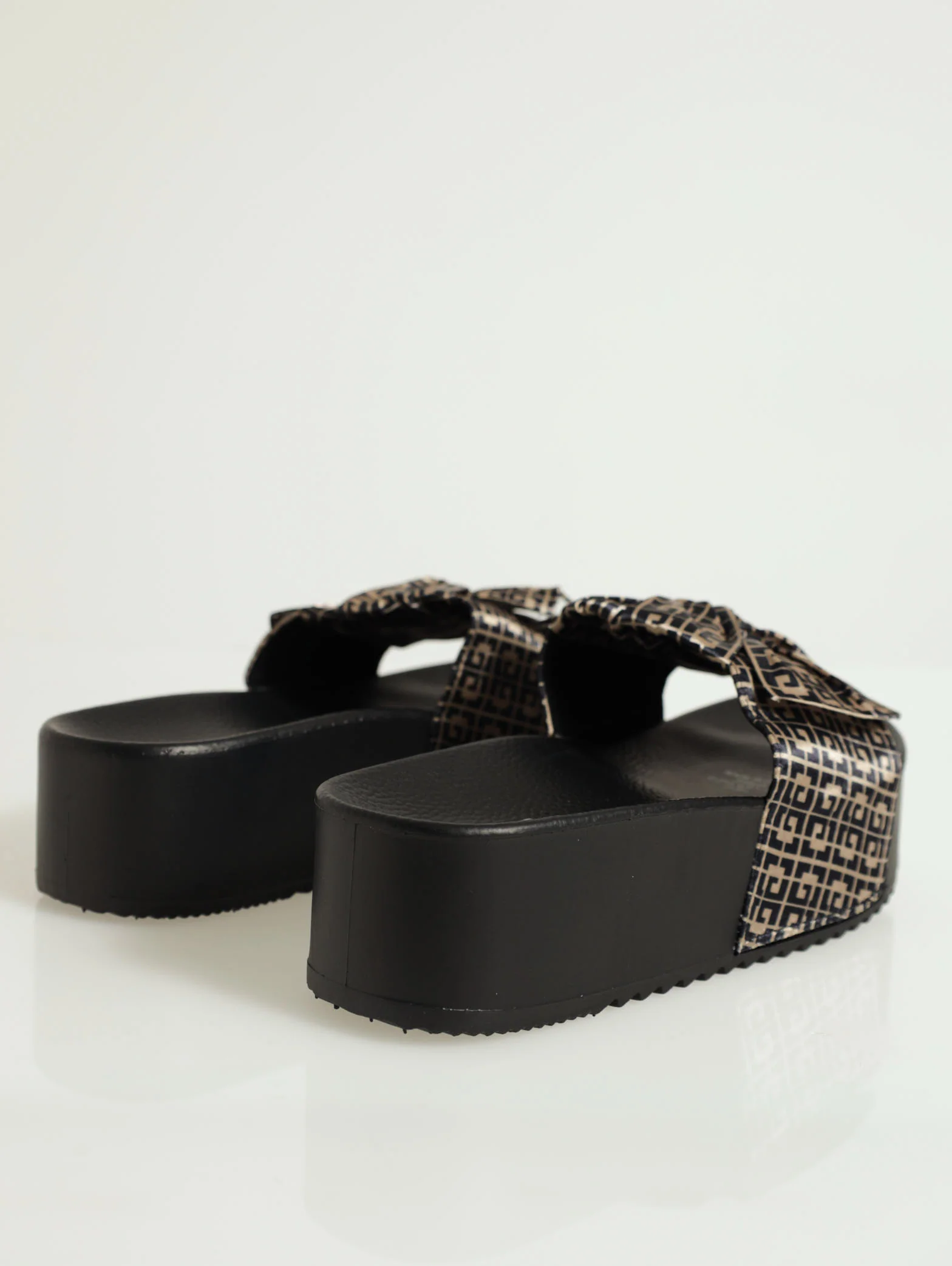 Flatform With Monogram Twist One Strap Push In Sandal - Image 3