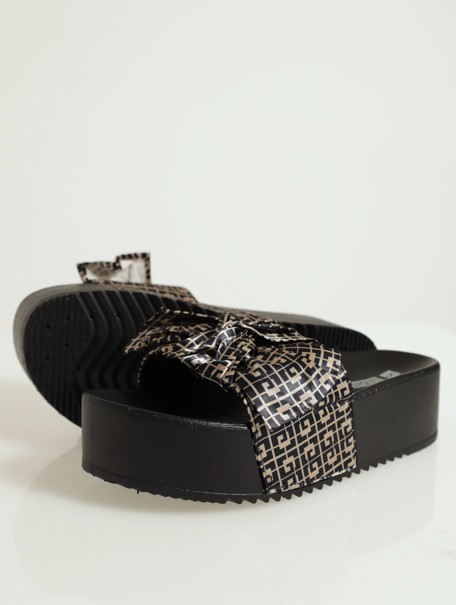 Flatform With Monogram Twist One Strap Push In Sandal - Image 5