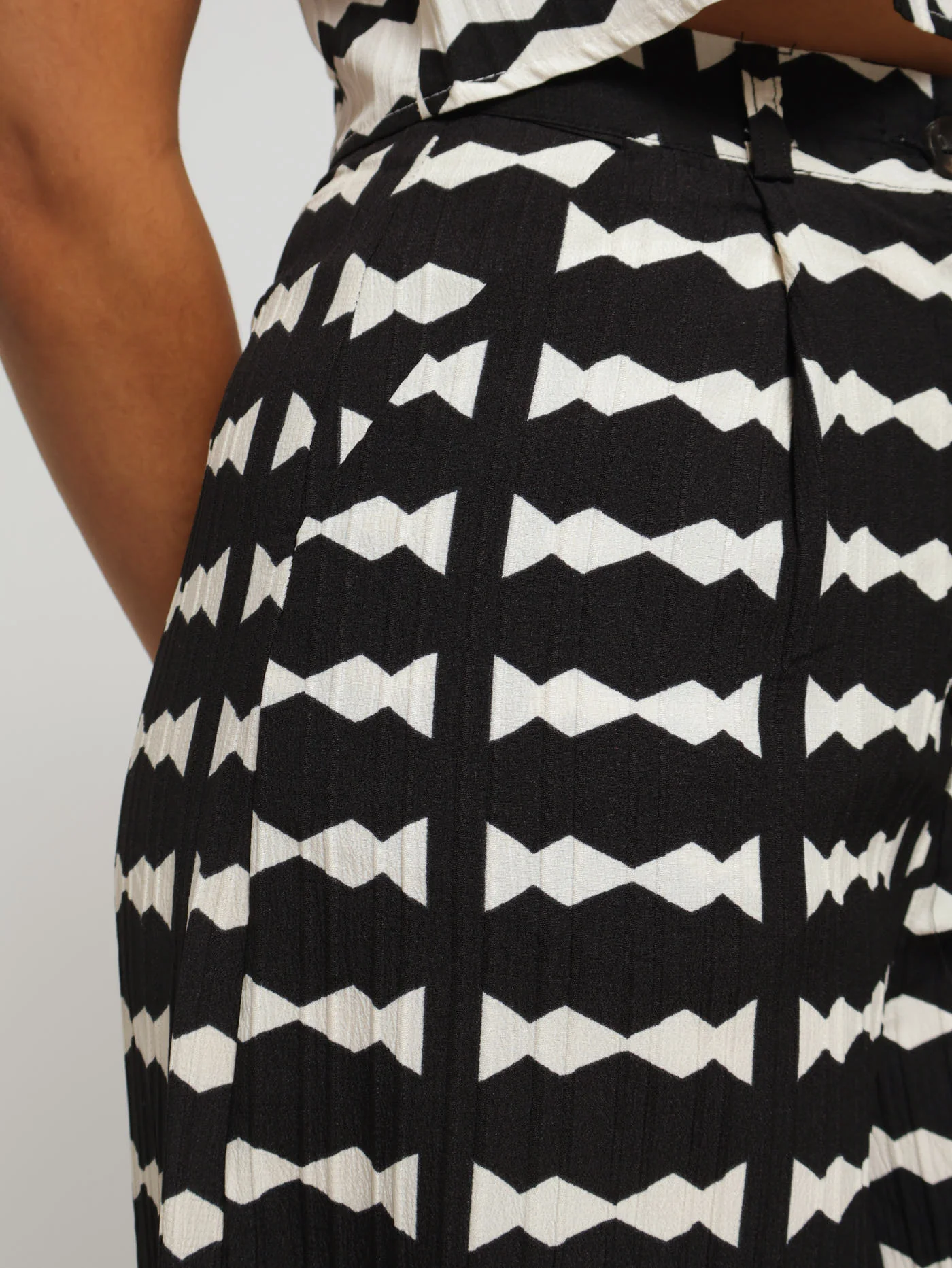 Geo Crinkle Wideleg Pants - Black/Cream - Image 4
