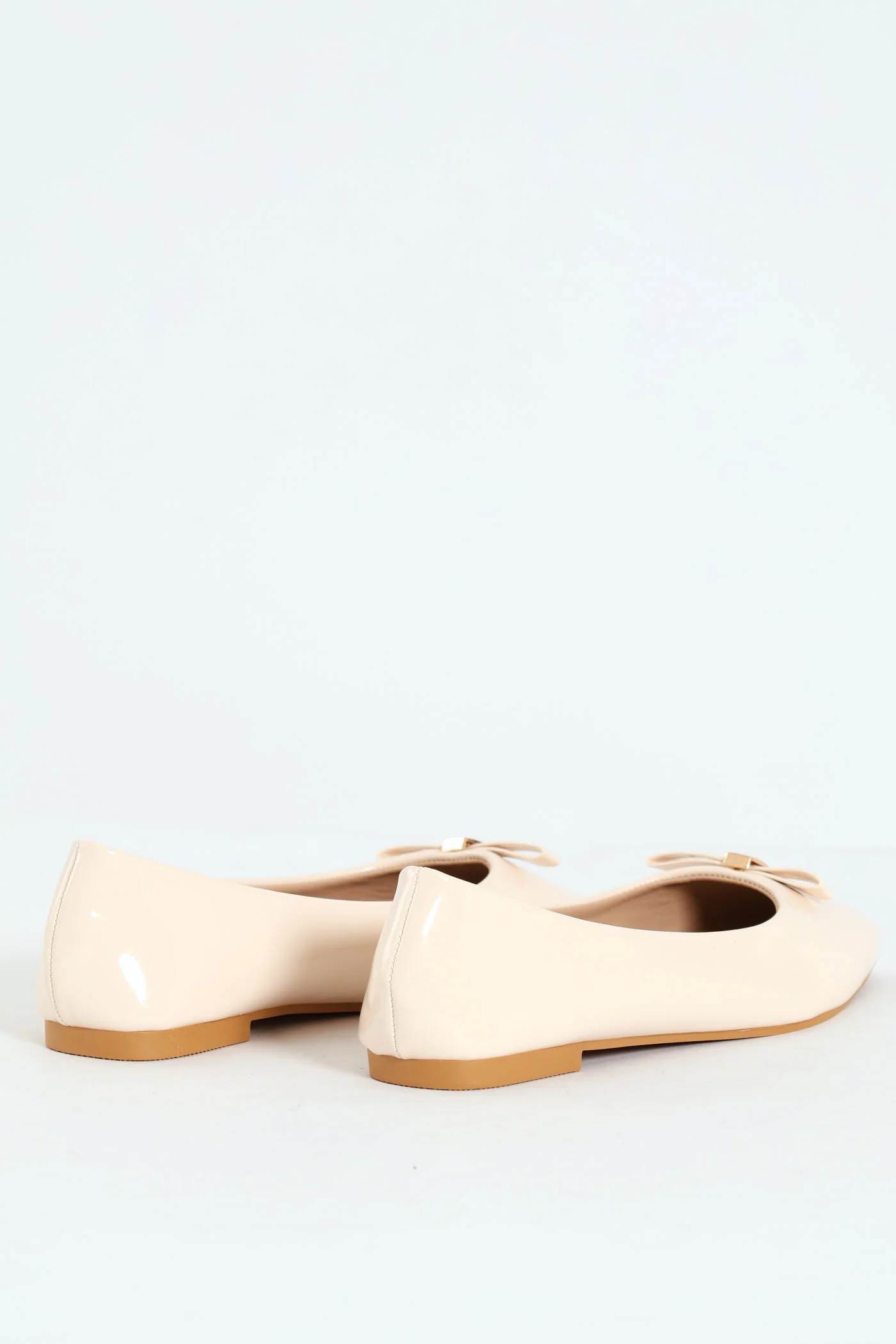 Gold Centered Bow Basic Pump - Off White - Image 5