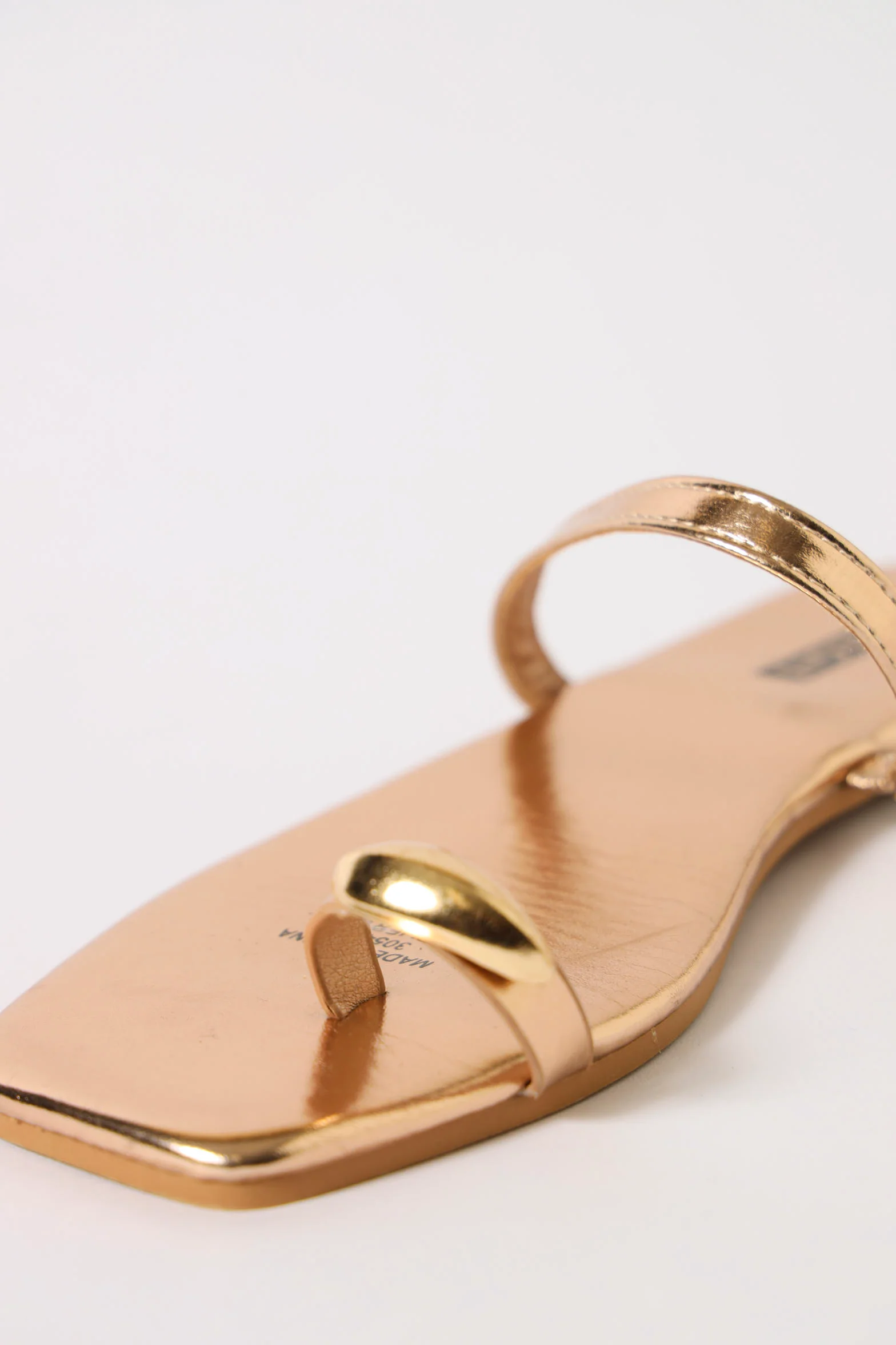 Gold Trim Metallic Toe Post Sandal - Gold - Image 3