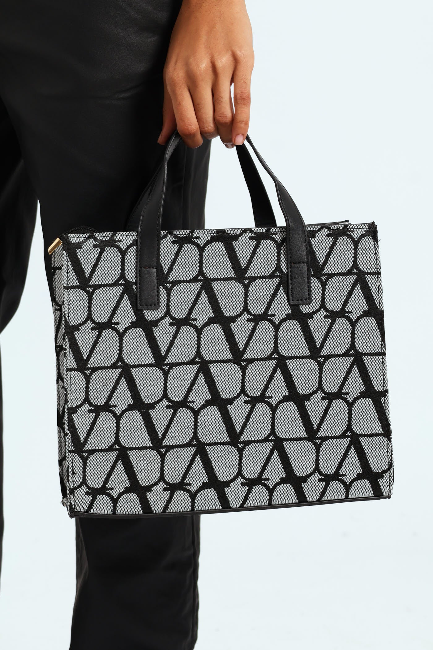 Jacquard Print Heart And Tassel Charm Detail Tote Bag - Grey - Image 4