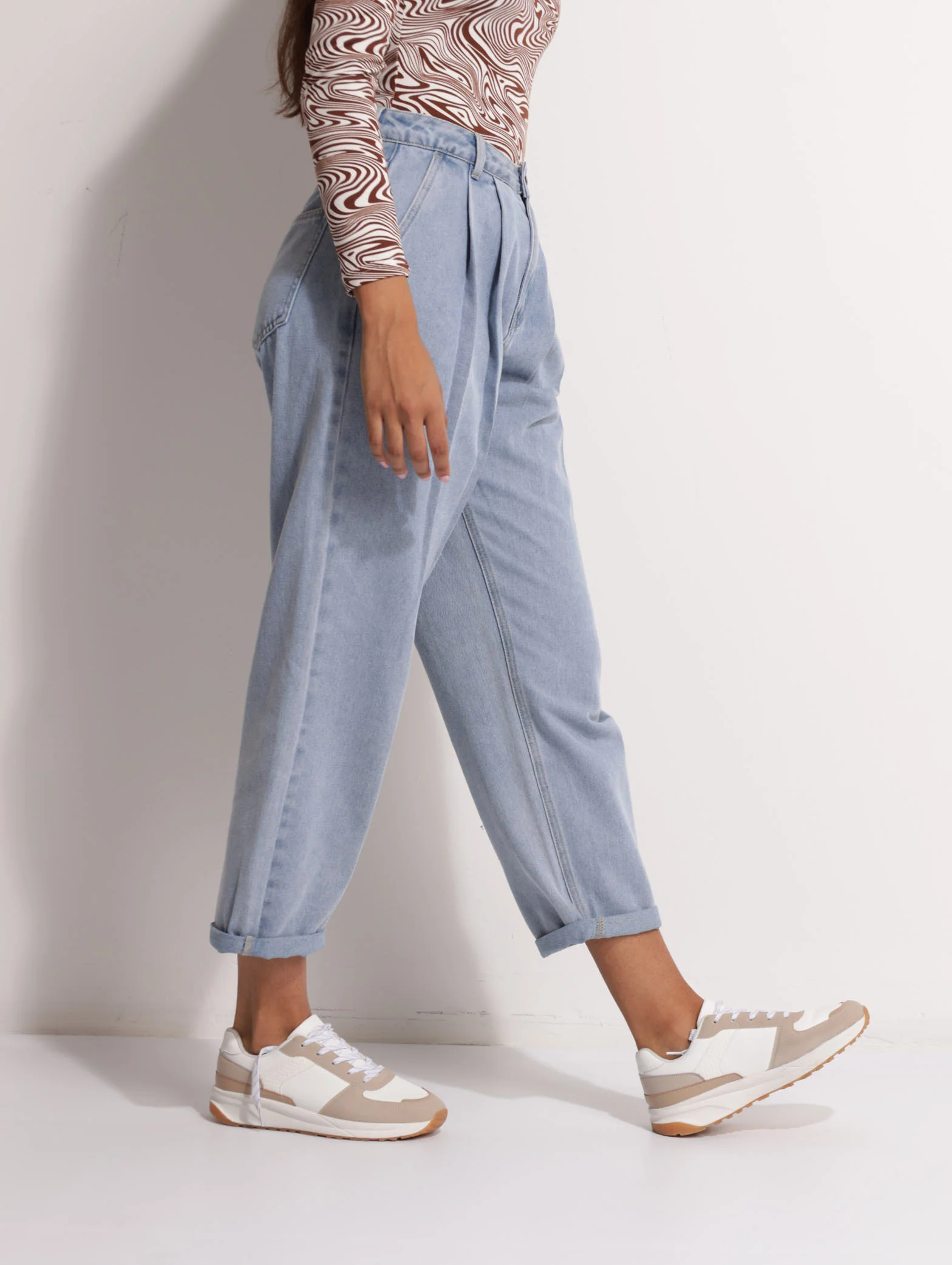 Double Pleated Balloon Jean - Light Wash - Image 2