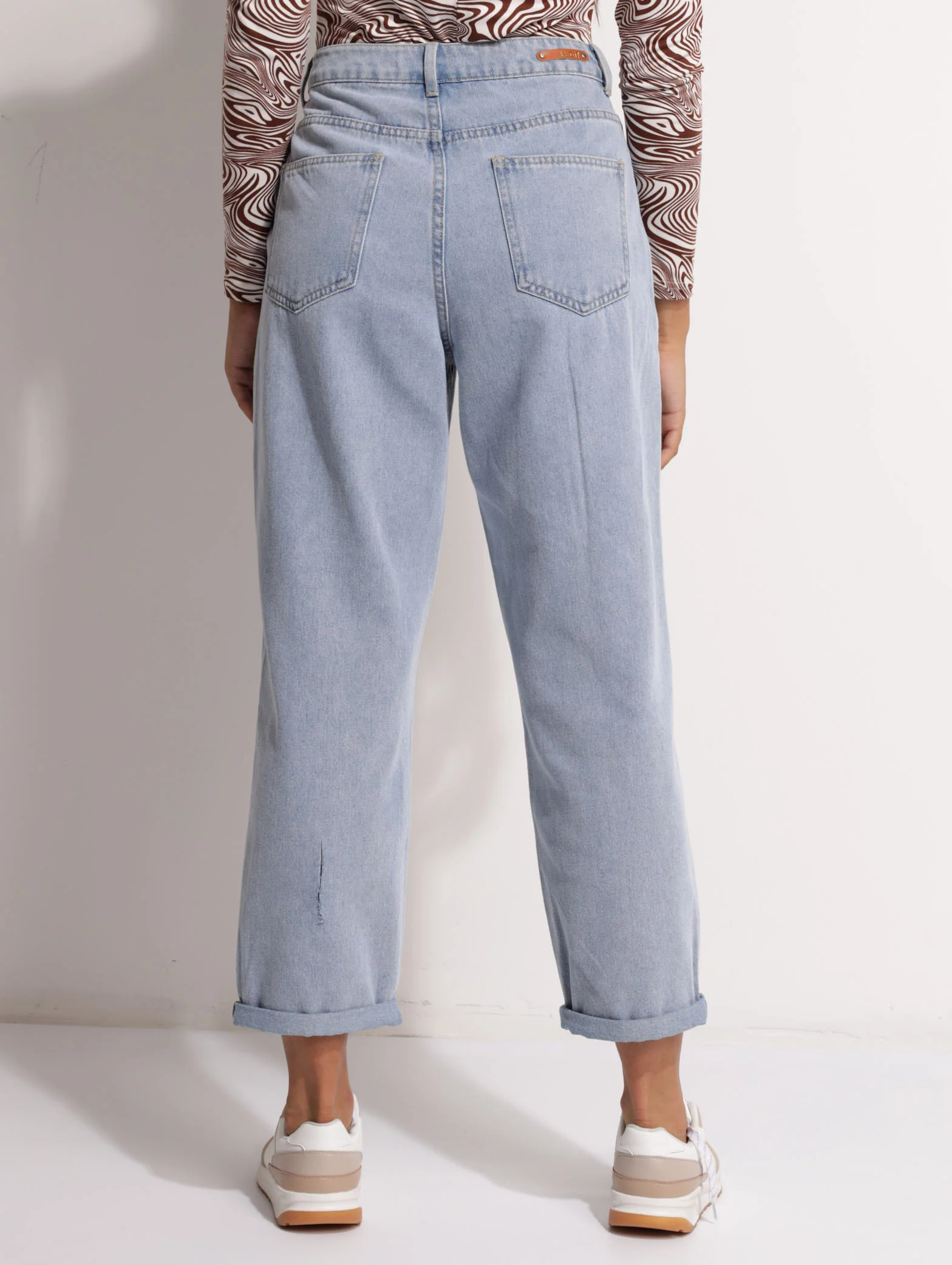 Double Pleated Balloon Jean - Light Wash - Image 3