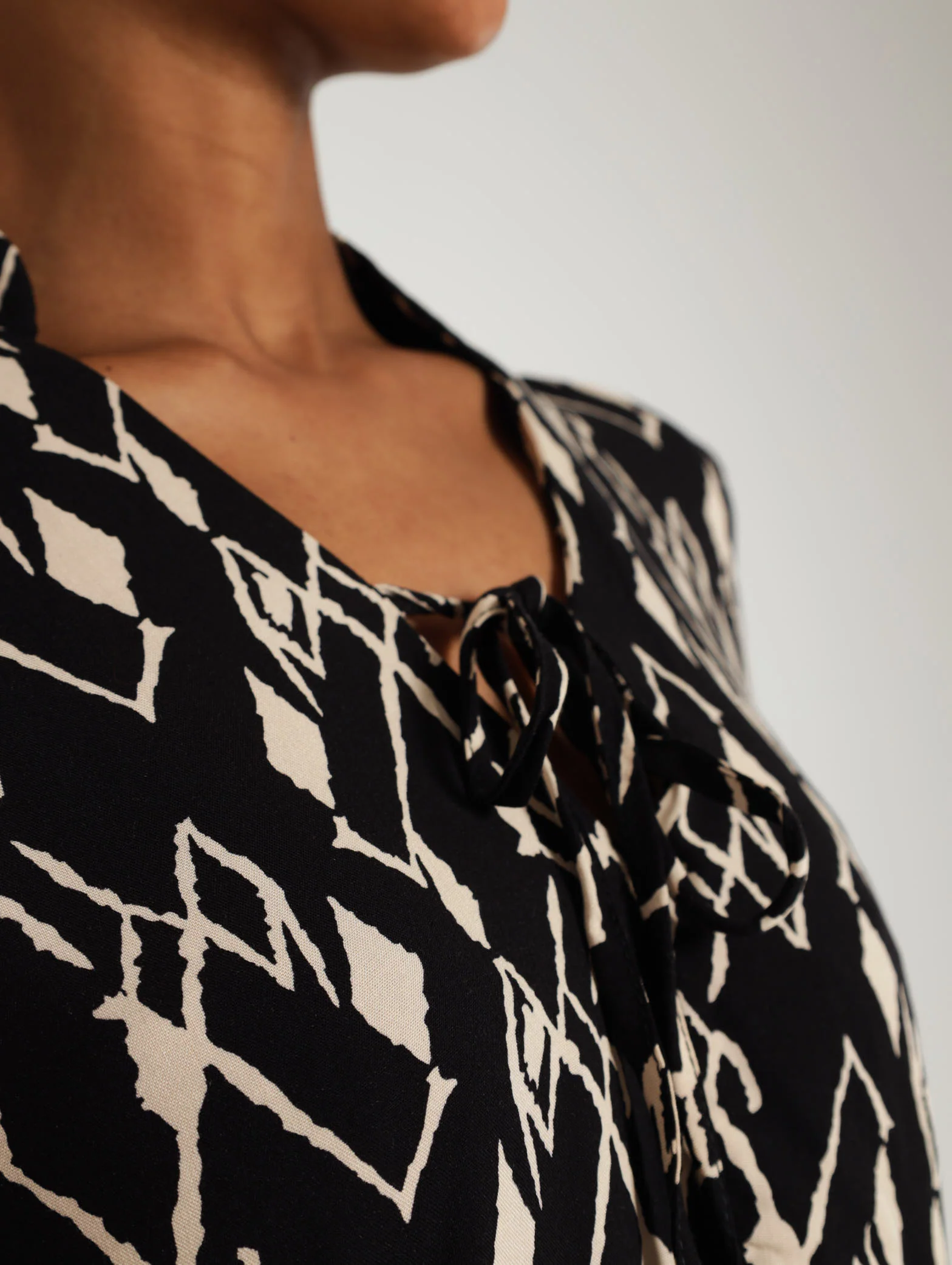 Geo Print Poplin Tiered Hem Mini Dress - Black - Image 5
