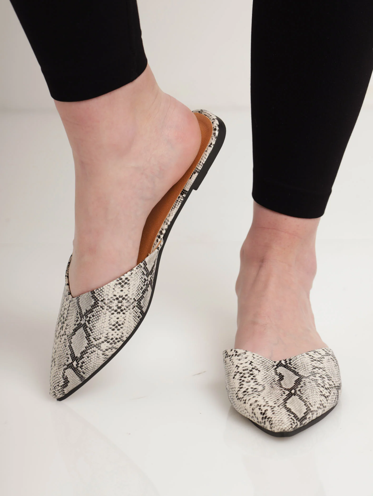 Open Waist Pointy Toe Pump