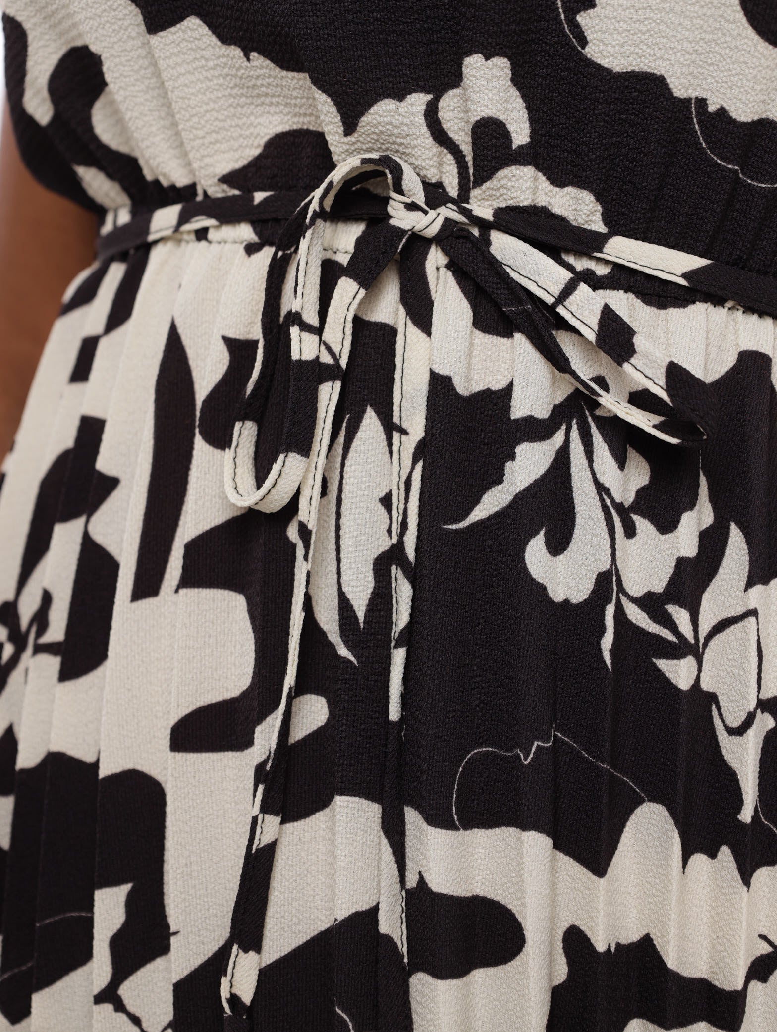 Printed Pleated Midi Dress - Black/White - Image 5