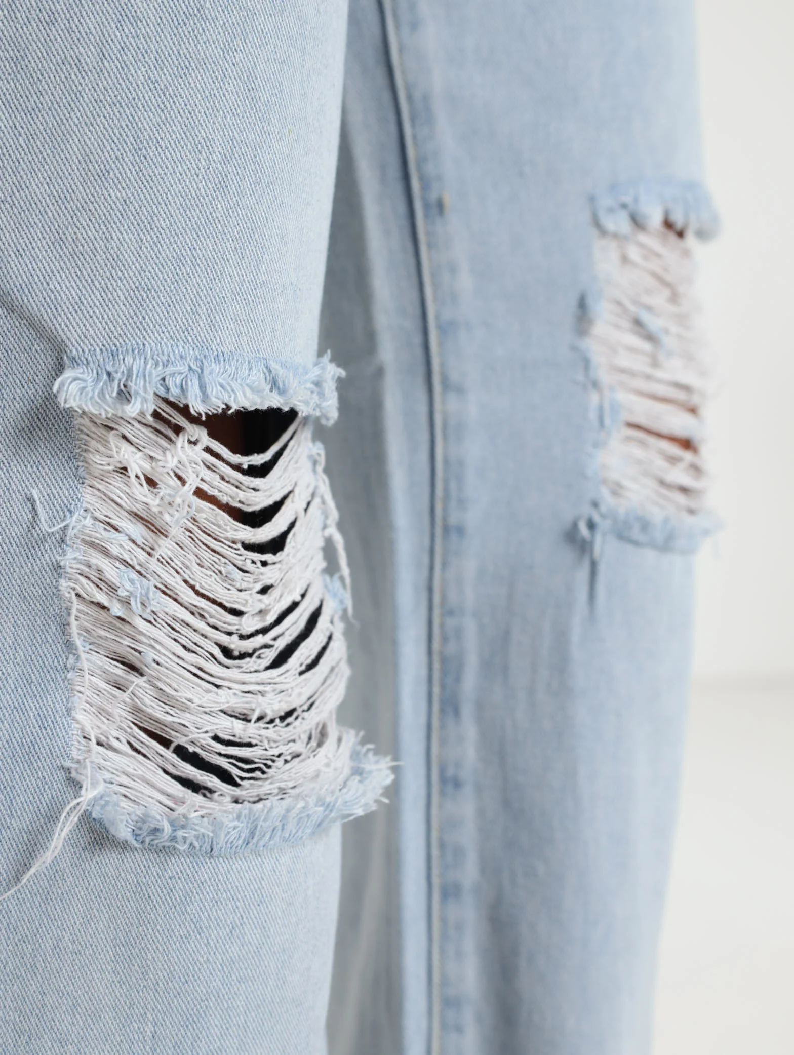Ripped 90S Wide Leg Jean - Light Wash - Image 3