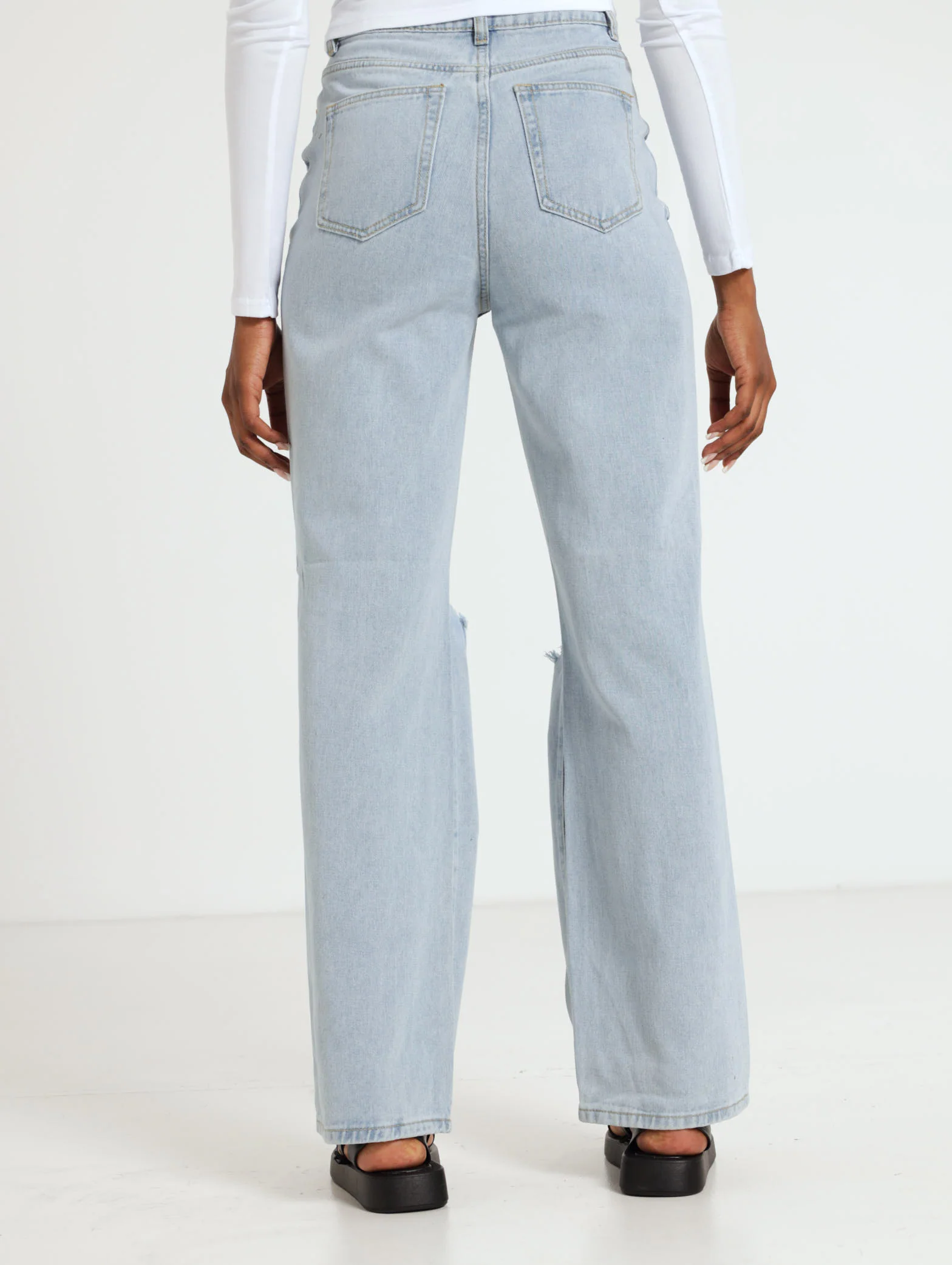 Ripped 90S Wide Leg Jean - Light Wash - Image 4