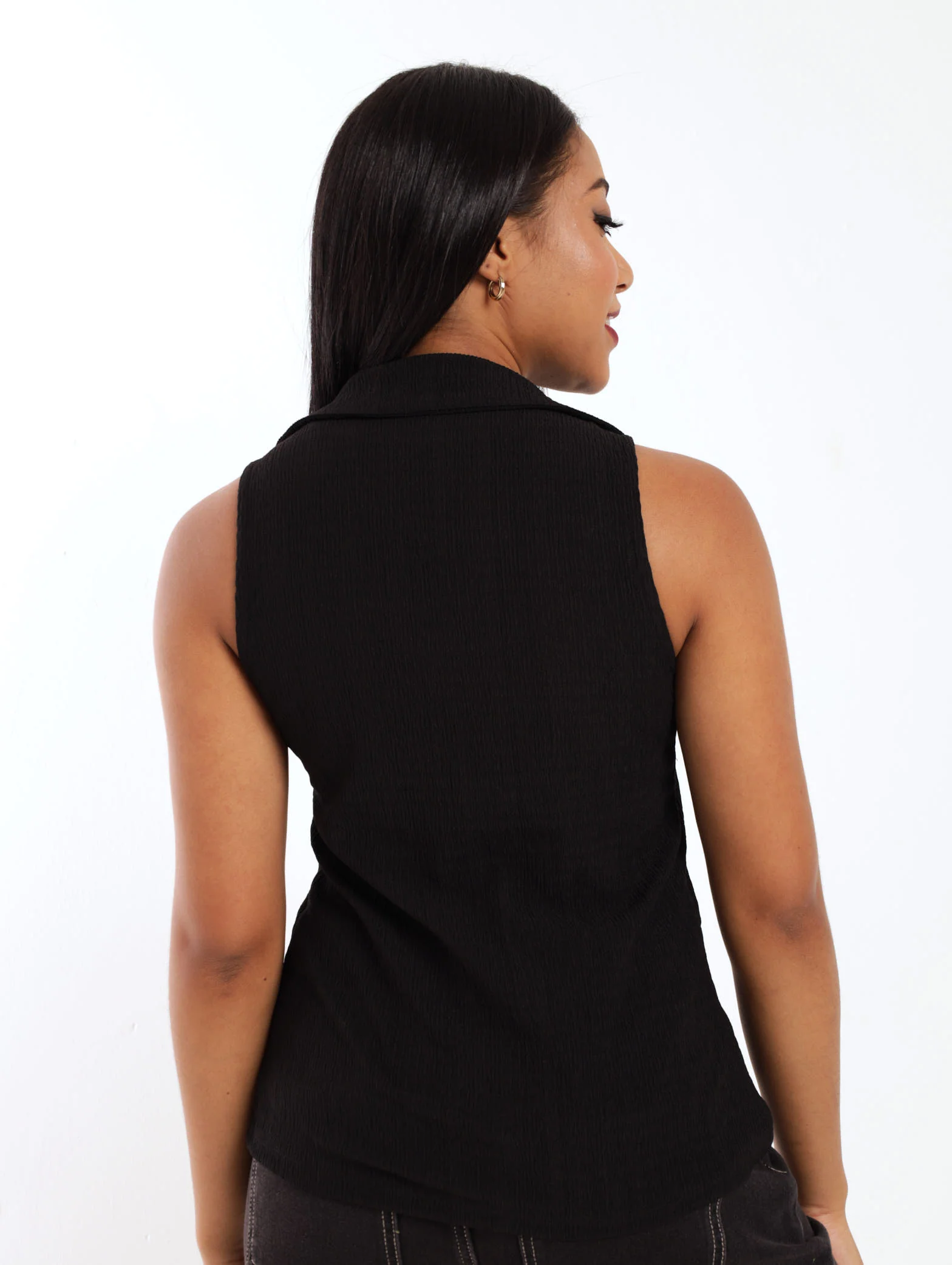Sleeveless Textured Button Down Top - Black - Image 4