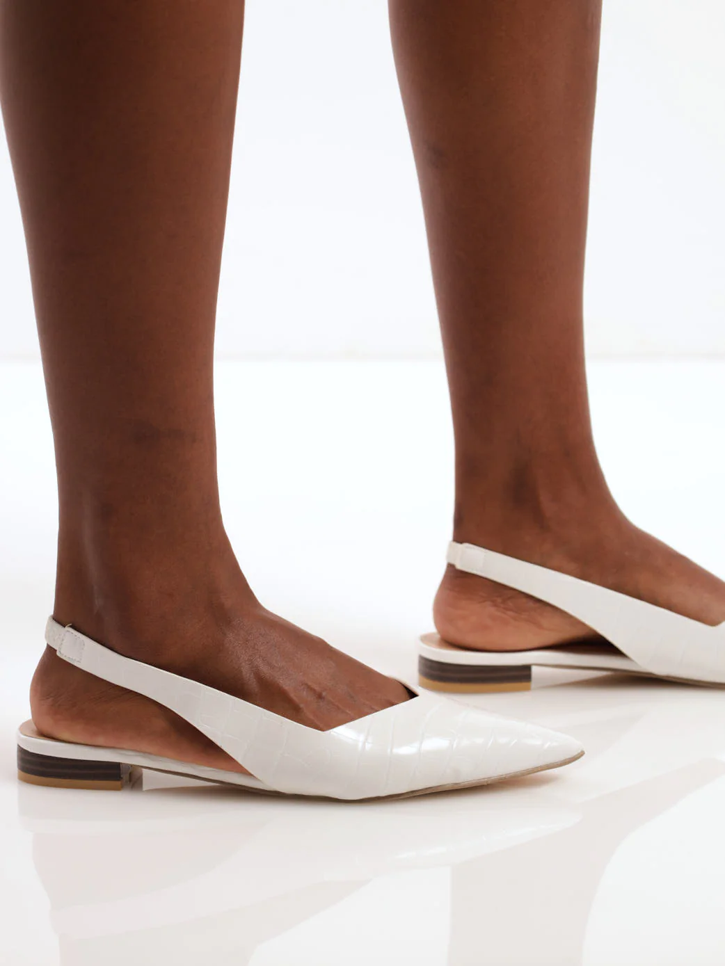 Slingback Pointy Shoe With V-Cut Vamp - White