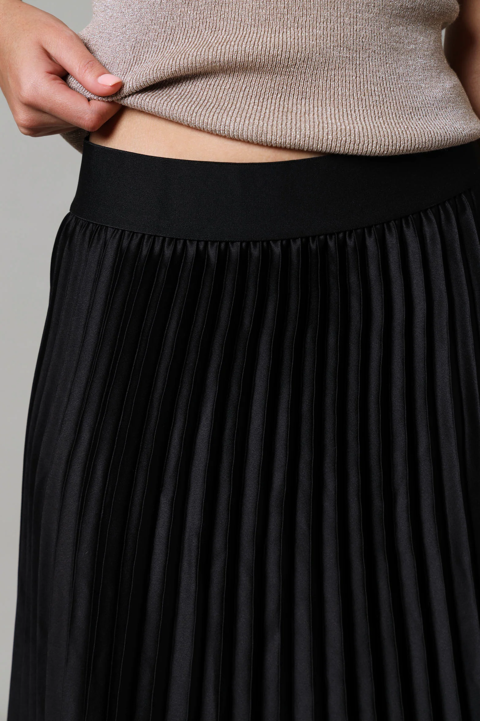 Long Lengh Elasticated Pleated Skirt - Black - Image 3