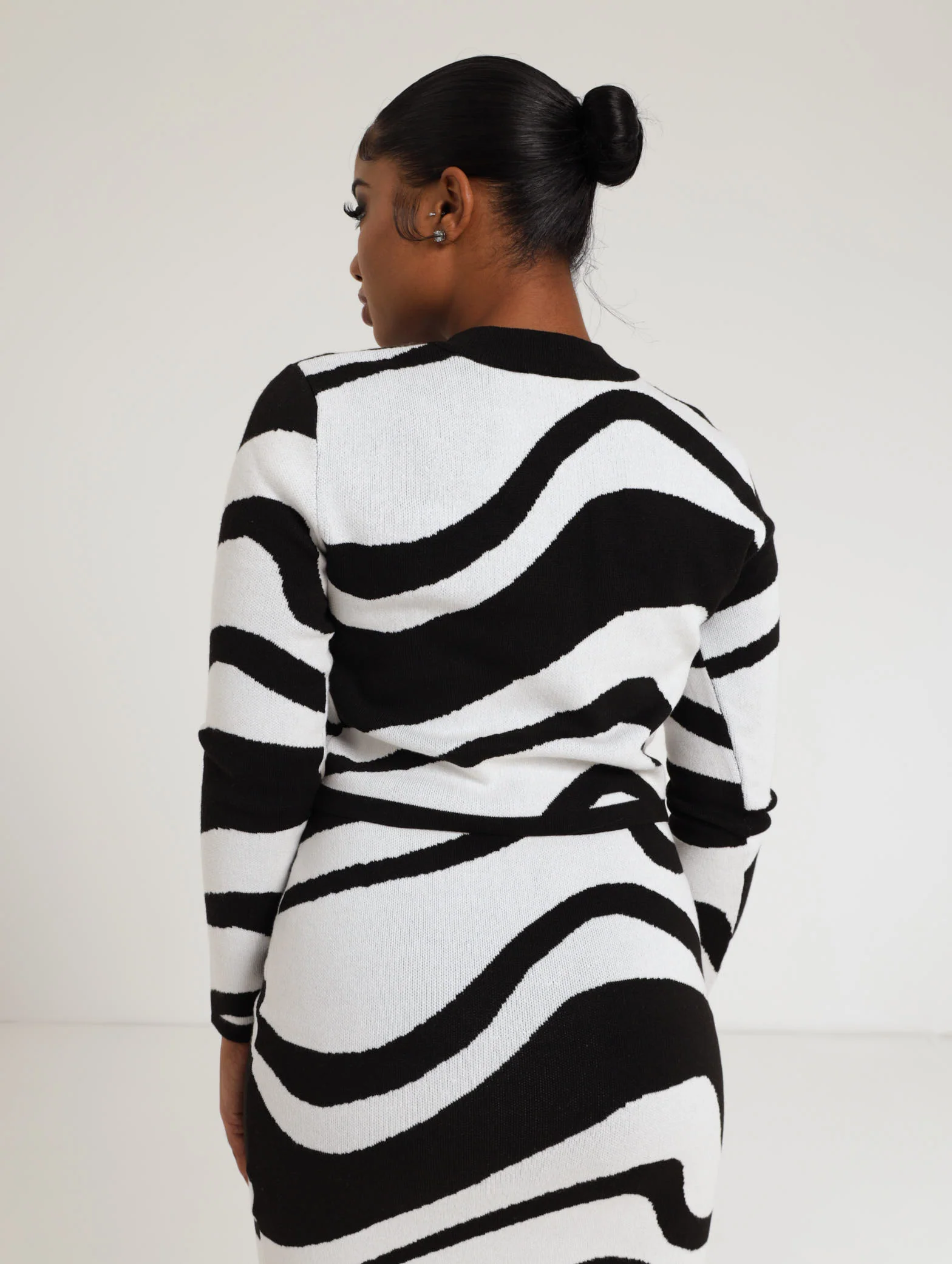 Long Sleeve Swirl Pullover - Black - Image 4
