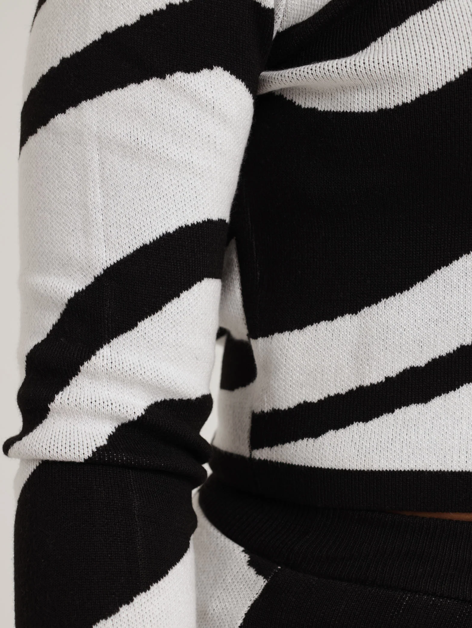 Long Sleeve Swirl Pullover - Black - Image 5