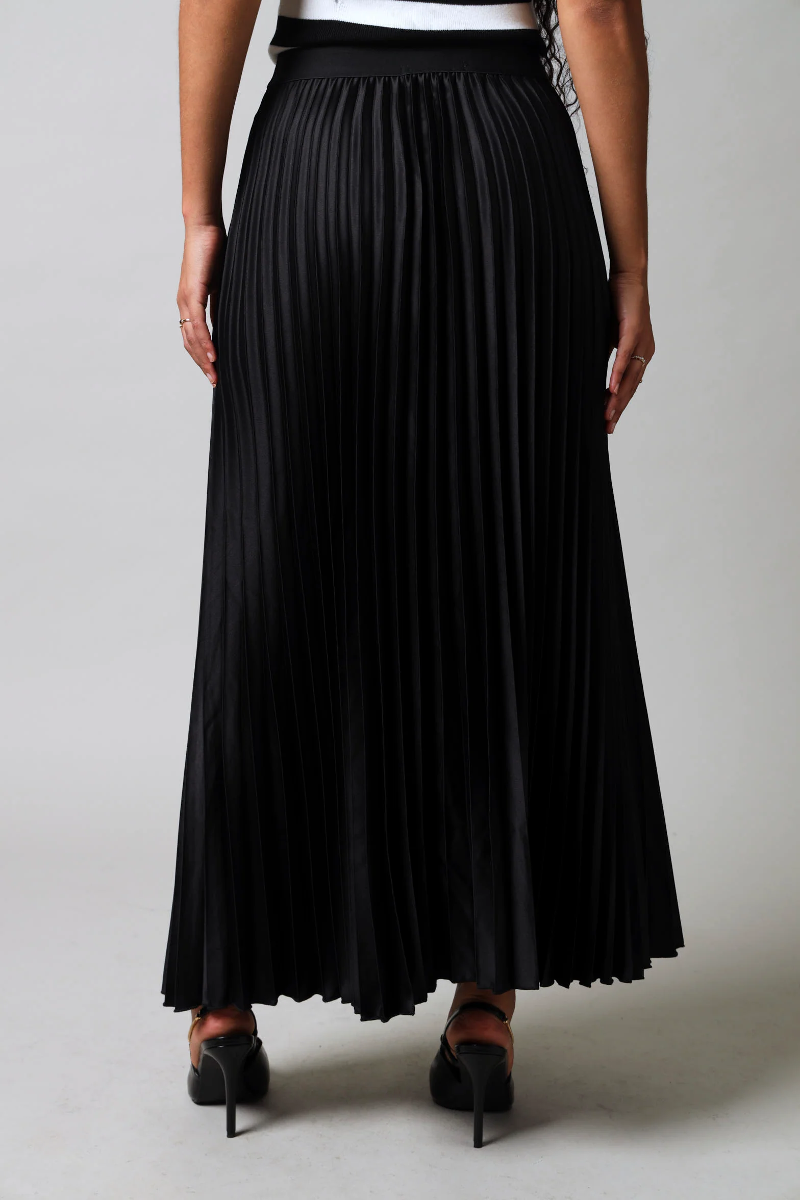 Maxi Elasticated Pleated Skirt - Black - Image 3