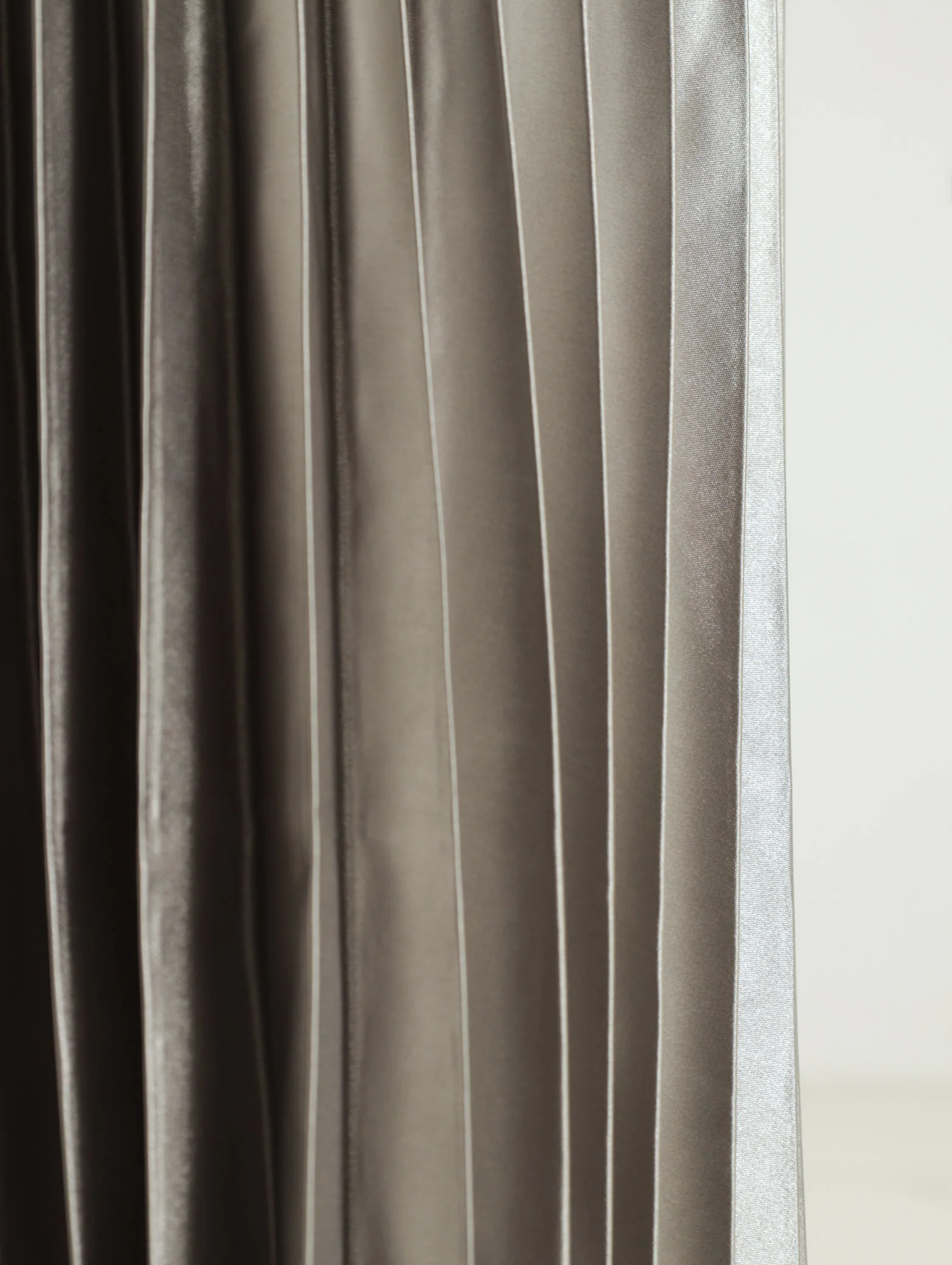 Metallic Silver Pleated Skirt - Image 4