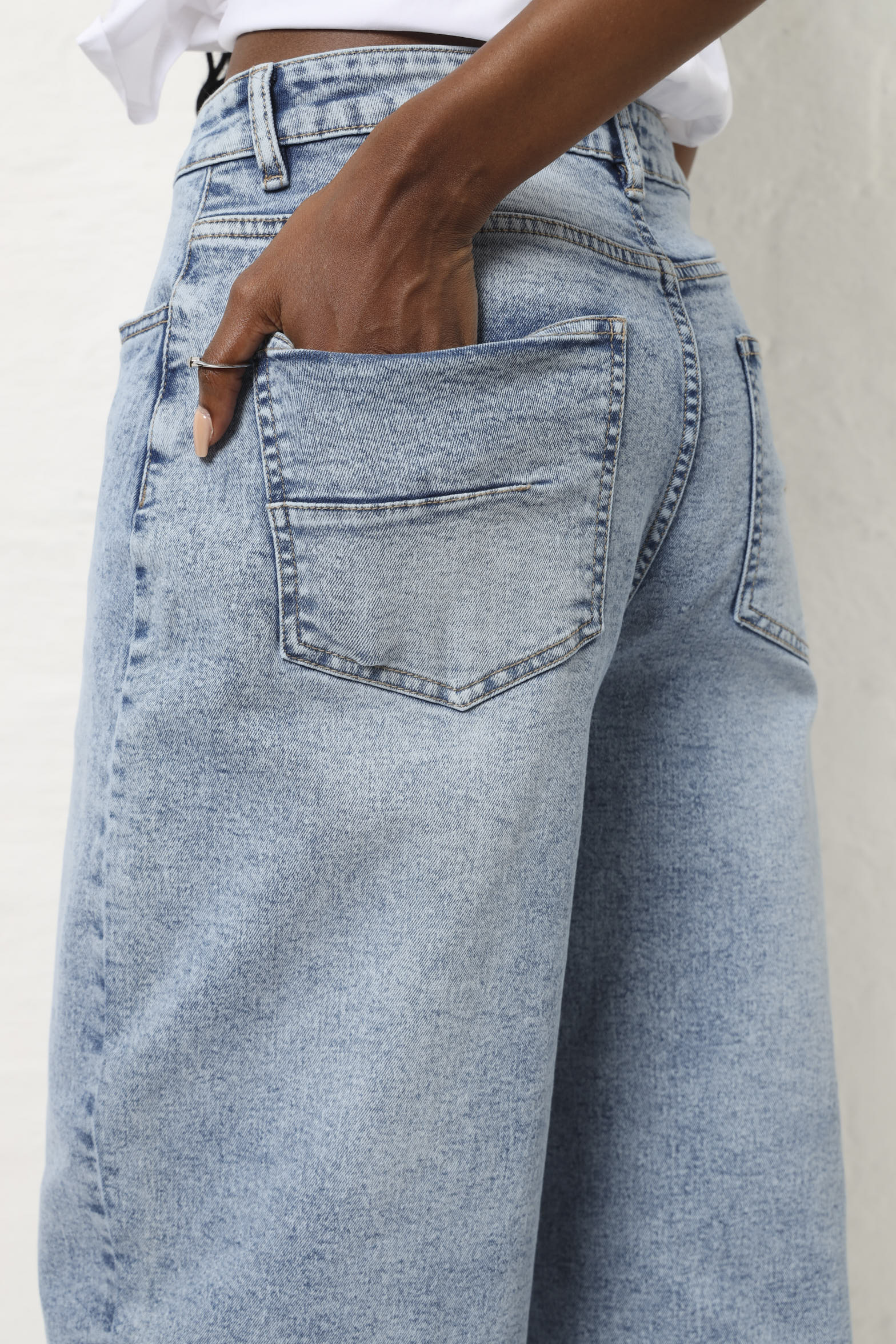Minimal Abraised Raw Hem Vintage Wash Barrel Jean - Light Wash - Image 4