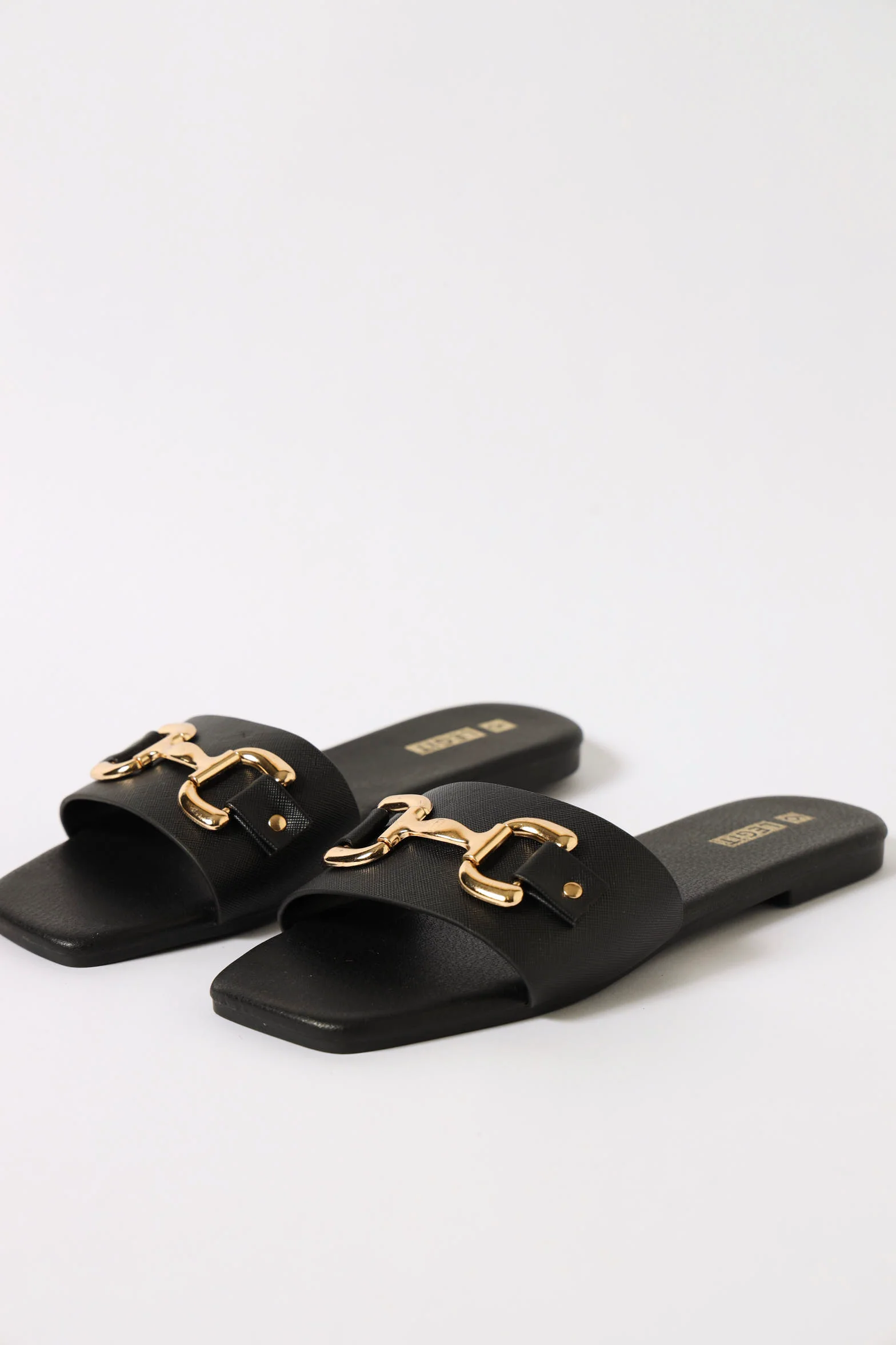 One Strap Chunky Matte Brushed Link Trim Sandal - Black