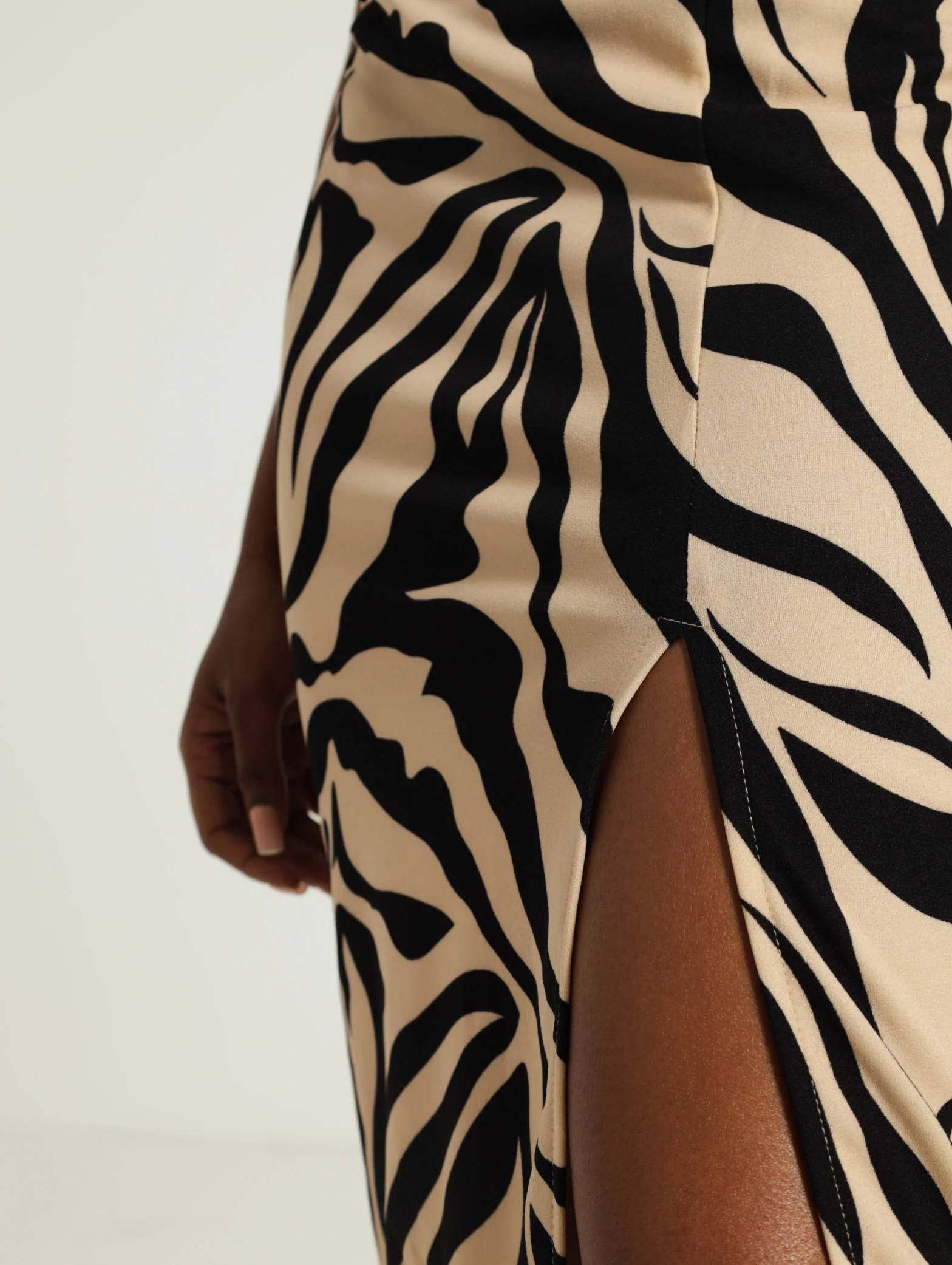 Panel Bodice Detail Slit Bodycon Dress - Image 4