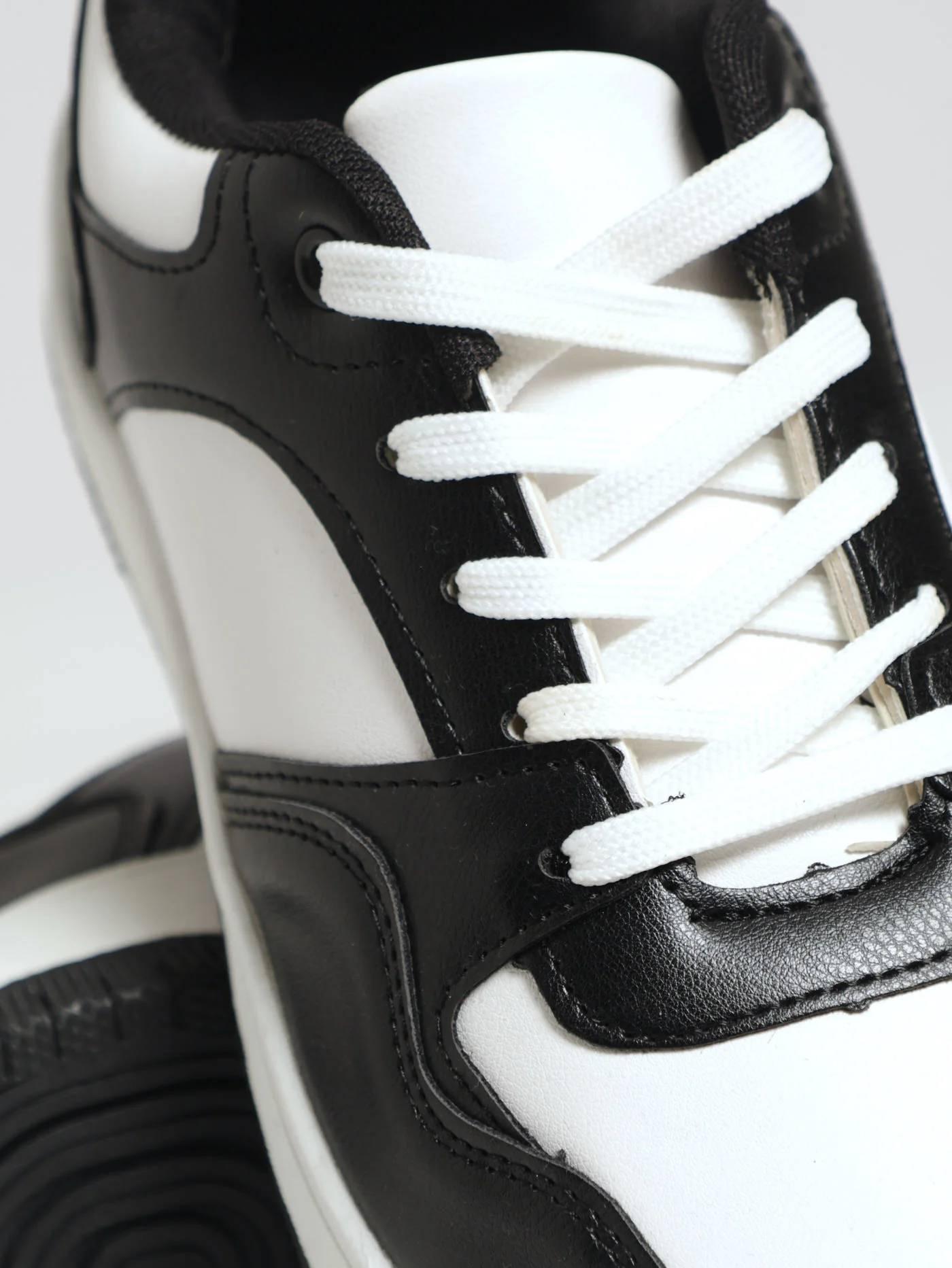 Plim Sneaker With Black Colourblock Panels - Black/White - Image 5