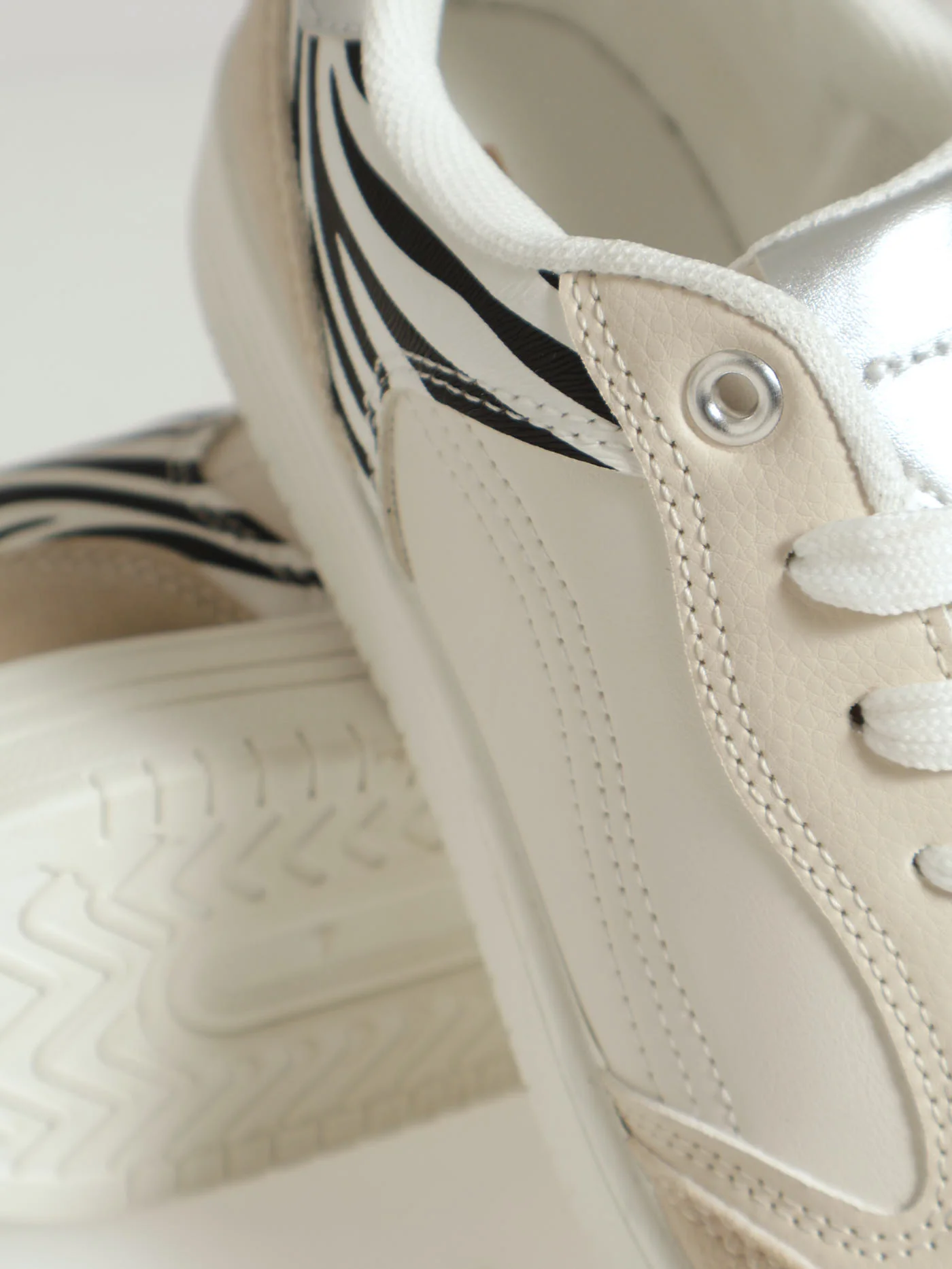 Plim Sneaker With Zebra Print Counter - White - Image 4