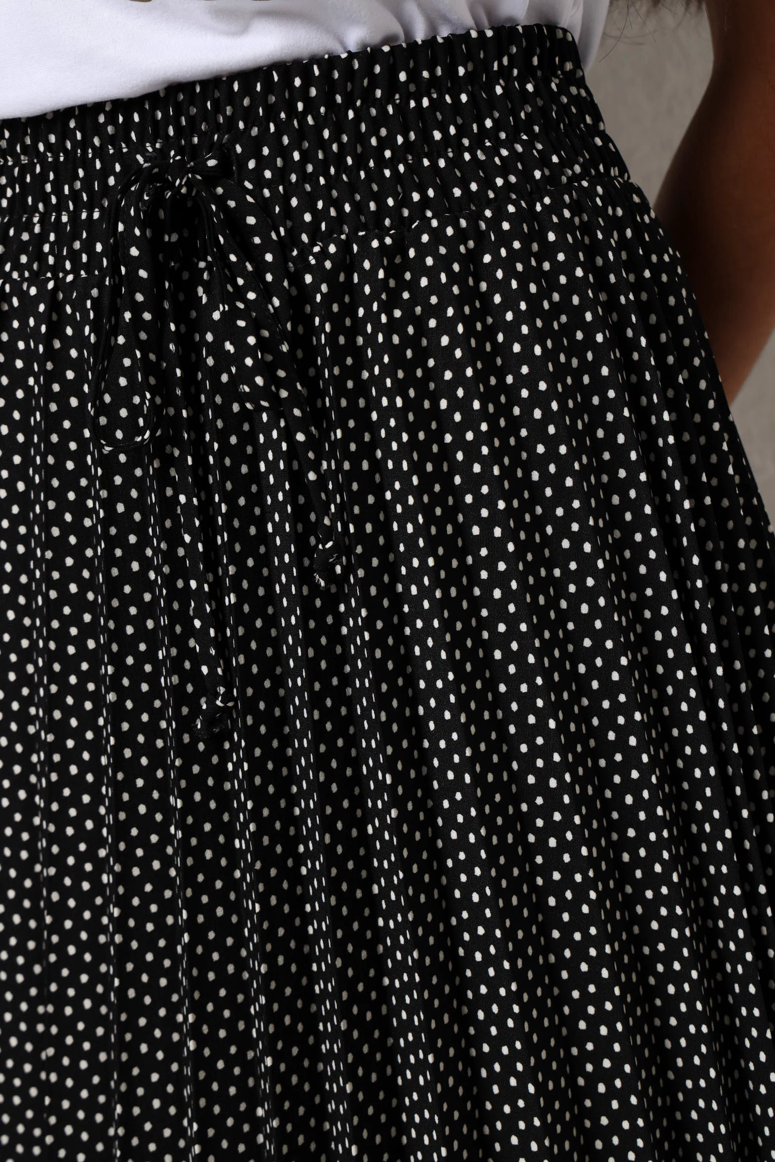 Polka Dot Elasticated Waist Pleated Maxi Skirt - Black/White - Image 3