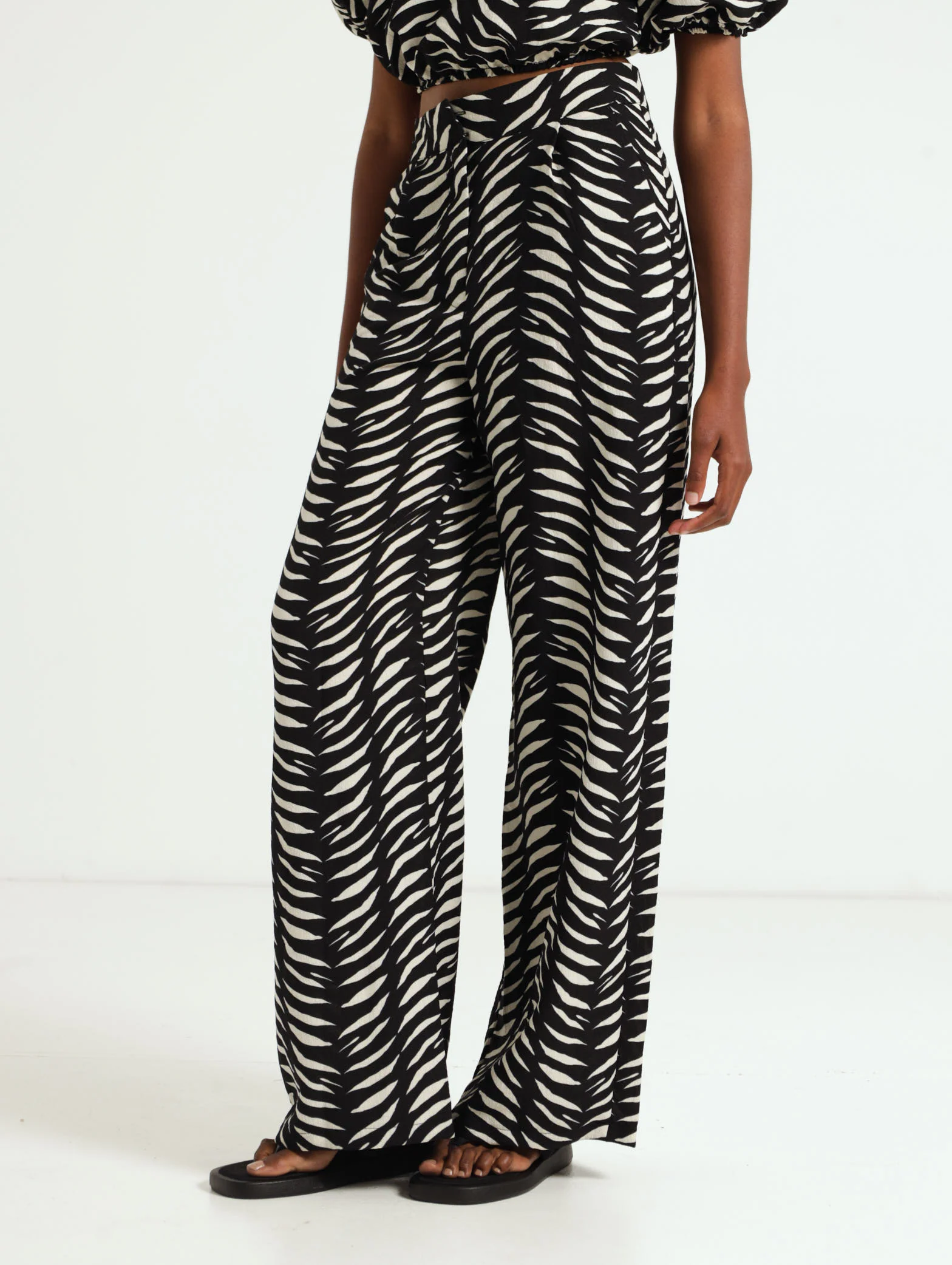Printed Wideleg Pants - Black - Image 2
