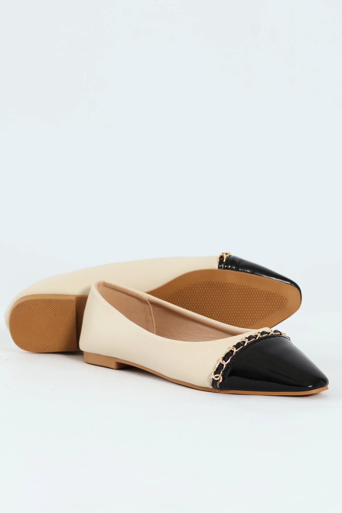 Pump With Toe Cap And Chain Detail - Multi