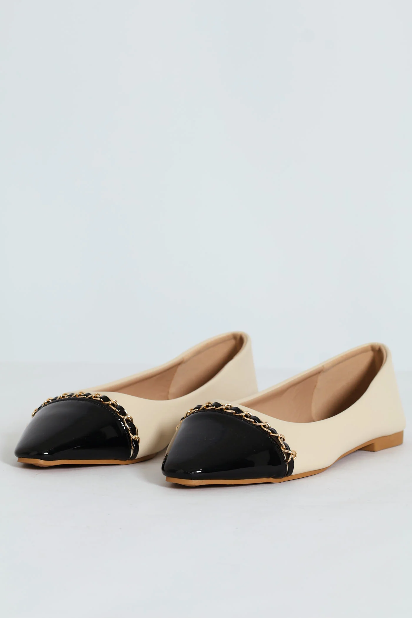 Pump With Toe Cap And Chain Detail - Multi - Image 3