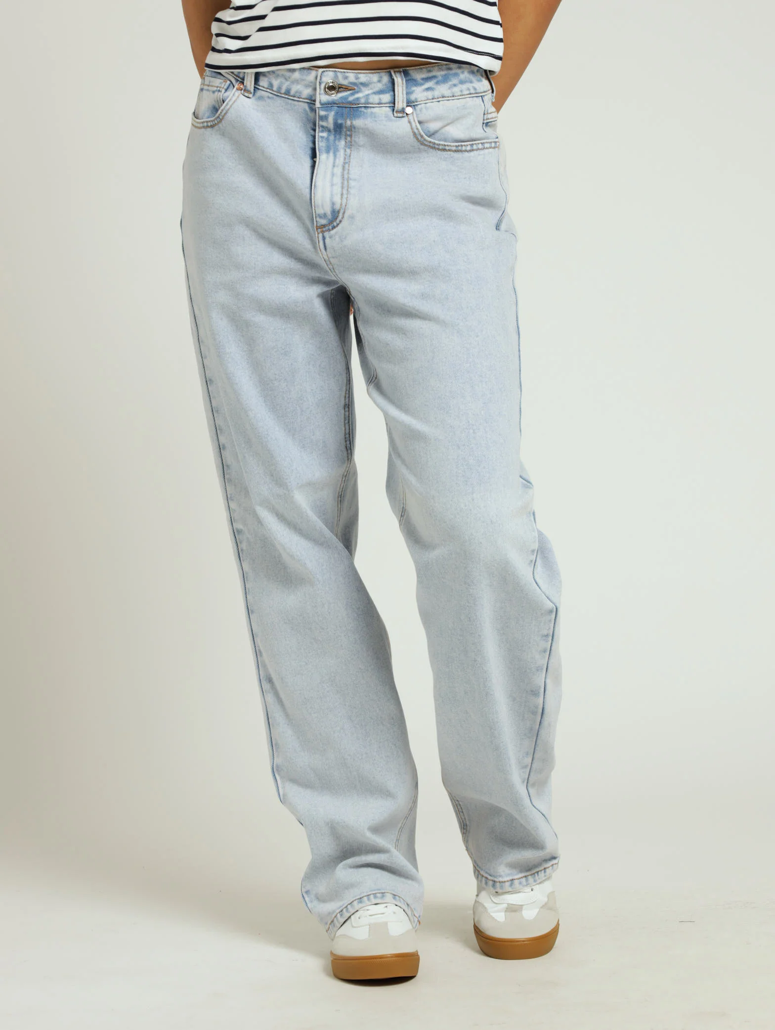 Regular Rise Straightleg Denim Jean - Salty Light Wash