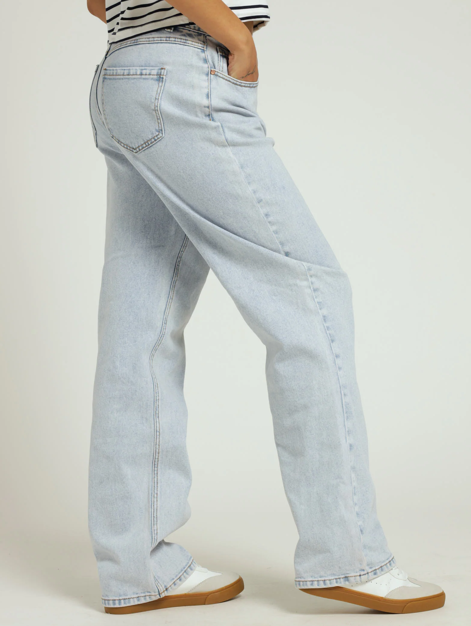 Regular Rise Straightleg Denim Jean - Salty Light Wash - Image 3