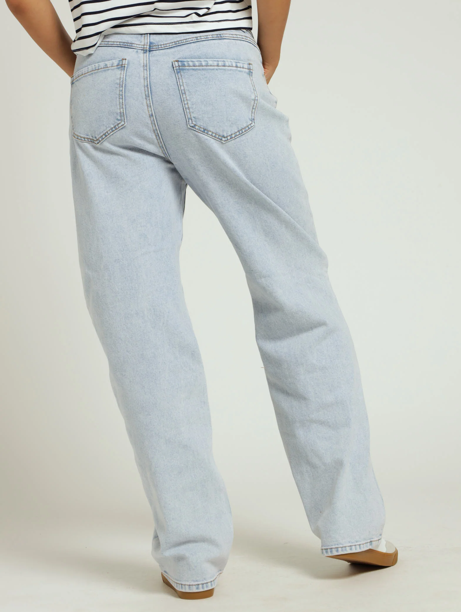 Regular Rise Straightleg Denim Jean - Salty Light Wash - Image 4